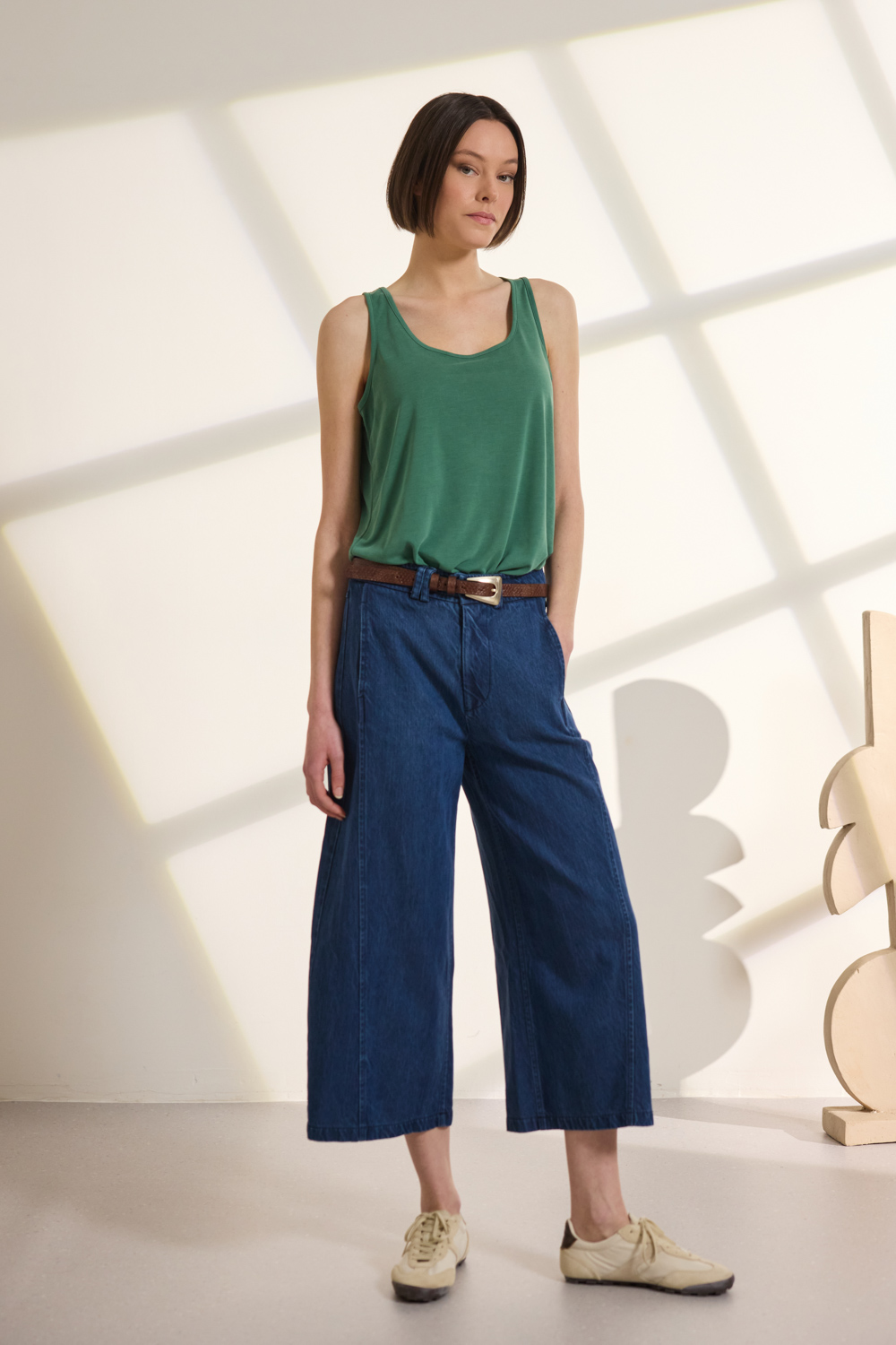 Τζιν χαμηλόμεσο παντελόνι από ύφασμα με 70% lyocell και 30% βαμβάκι, με απαλή υφή και ελαφριά αίσθηση. Σχεδιασμένο σε χαμηλόμεση γραμμή και capri μήκος για σύγχρονη και ανάλαφρη εφαρμογή. Διαθέτει θυλάκια για ζώνη και ίσια γραμμή, ενώ οι μπροστινές τσέπες είναι ενσωματωμένες στη ραφή, διακριτικές και λειτουργικές. Κλείνει με μεταλλικό κουμπί και φερμουάρ, ενώ οι πίσω τσέπες ολοκληρώνουν το σχέδιο με πρακτική λεπτομέρεια. “Αυτό το προϊόν έχει φτιαχτεί με αγάπη και σεβασμό στο περιβάλλον χρησιμοποιώντας φυσικές ίνες.” 70% Λιοσέλ- 30% Βαμβάκι Το μοντέλο φοράει μέγεθος S. Τα ρούχα Namaste σχεδιάζονται και ράβονται στην Ελλάδα. Δωρεάν αποστολή σε 1-3 μέρες σε όλη την Ελλάδα. Διαθέσιμο και στα φυσικά καταστήματα YELLOW BUTTON Χρεμωνίδου & Δαμάρεως 61 Παγκράτι Γρ. Αυξεντίου 122 Ιλίσια