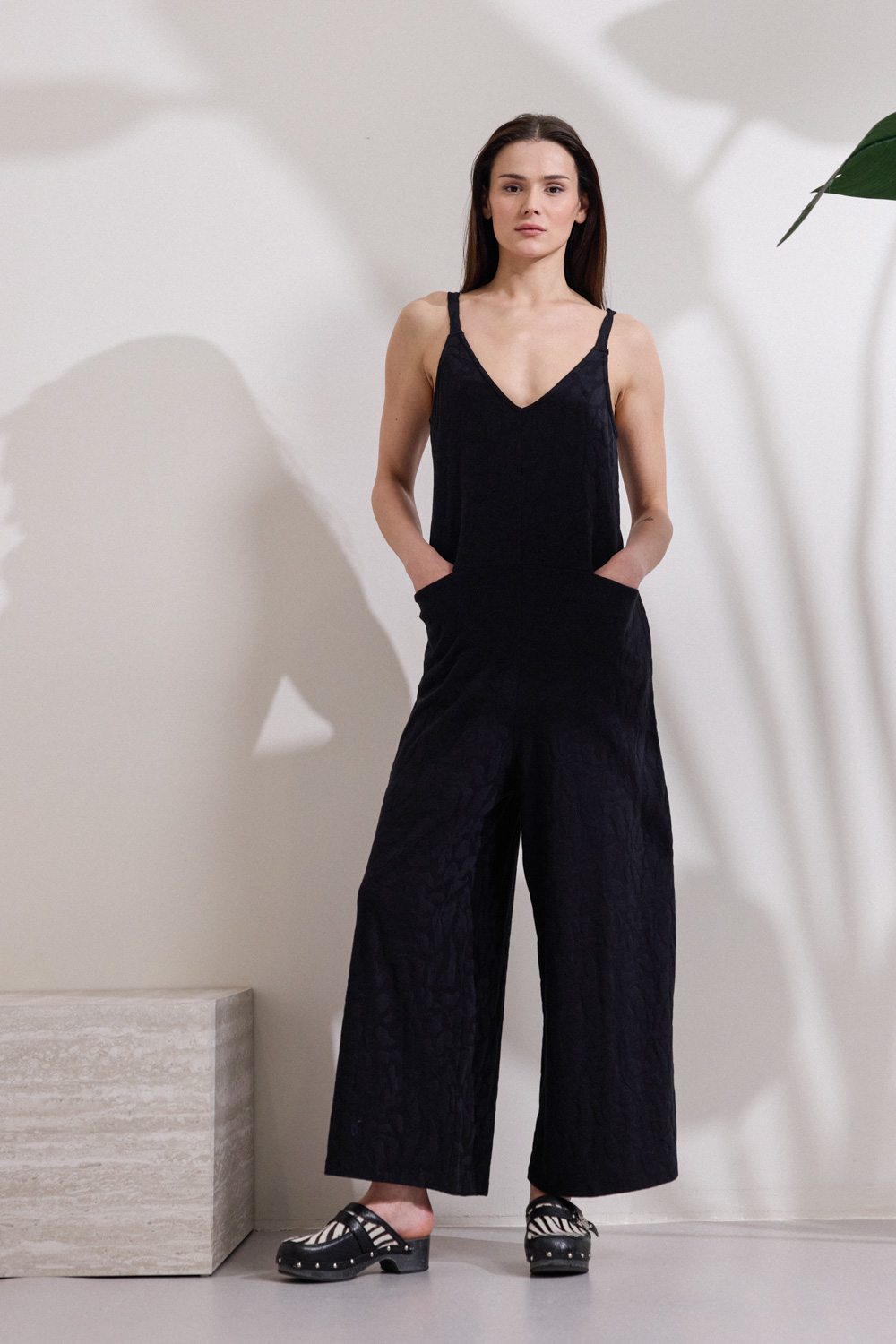 "BARLETTE" ολόσωμη φόρμα Namaste Ολόσωμη φόρμα από 95% βαμβάκι, σε jersey jacquard ύφασμα με ανάγλυφο abstract μοτίβο. Διαθέτει V λαιμόκοψη μπροστά, και V πίσω με φάσα, ενώ οι τιράντες ρυθμίζονται σε ύψος προσφέροντας ευελιξία στην εφαρμογή. Κρυφές τσέπες μπροστά και άνετη γραμμή ολοκληρώνουν το design, αναδεικνύοντας την υφή και το ανάγλυφο μοτίβο με κομψό, μοντέρνο τρόπο. “Αυτό το προϊόν έχει φτιαχτεί με αγάπη και σεβασμό στο περιβάλλον χρησιμοποιώντας φυσικές ίνες.” 95% Βαμβάκι-5% Ελαστάν Το μοντέλο φοράει μέγεθος S. Τα ρούχα Namaste σχεδιάζονται και ράβονται στην Ελλάδα. Δωρεάν αποστολή σε 1-3 μέρες σε όλη την Ελλάδα. Διαθέσιμο και στα φυσικά καταστήματα YELLOW BUTTON Χρεμωνίδου & Δαμάρεως 61 Παγκράτι