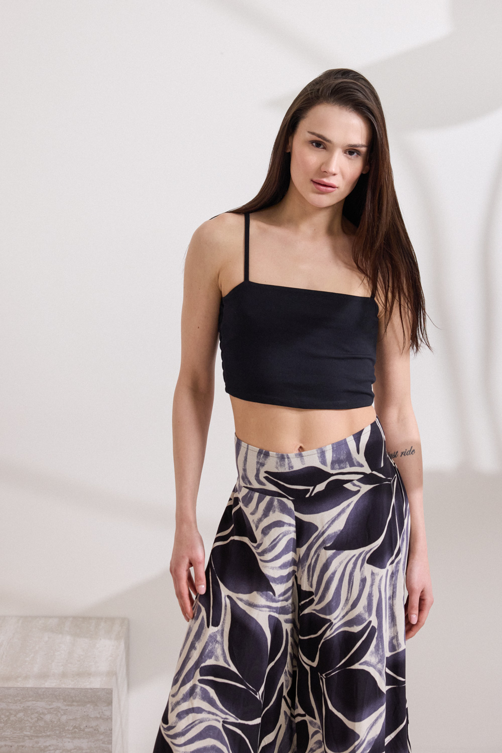 Μπουστάκι από 100% βαμβάκι σε jersey ύφασμα, με τιραντάκι ρυθμιζόμενο για άνετη εφαρμογή και σφηκοφωλιά στο πίσω μέρος που αγκαλιάζει τη σιλουέτα. Η κομψή, minimal γραμμή προσφέρει σύγχρονη, relaxed αισθητική, ιδανική για layering ή standalone statement look. “Αυτό το προϊόν έχει φτιαχτεί με αγάπη και σεβασμό στο περιβάλλον χρησιμοποιώντας φυσικές ίνες.” 95% Βαμβάκι-5% Ελαστάν Το μοντέλο φοράει μέγεθος S. Τα ρούχα Namaste σχεδιάζονται και ράβονται στην Ελλάδα. Δωρεάν αποστολή σε 1-3 μέρες σε όλη την Ελλάδα. Διαθέσιμο και στα φυσικά καταστήματα YELLOW BUTTON Χρεμωνίδου & Δαμάρεως 61 Παγκράτι