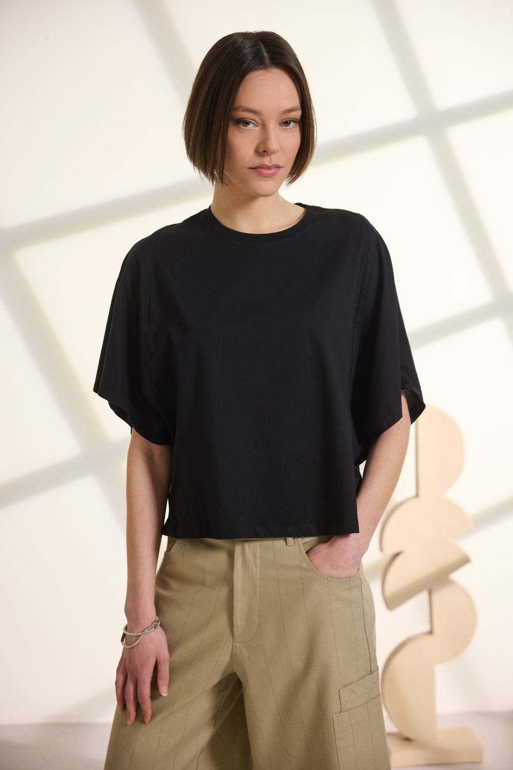 "DELIA" μπλούζα ασύμμετρη με μανίκι νυχτερίδα Namaste T-shirt από 100% βαμβάκι, με στρογγυλή λαιμόκοψη και άνετη εφαρμογή. Τα batwing sleeves δημιουργούν χαλαρή, σύγχρονη γραμμή, ενώ οι σχεδιαστικές ραφές προσθέτουν ενδιαφέρον στο σχέδιο. Η διακριτική ασυμμετρία ολοκληρώνει το κομμάτι με μοντέρνο και ισορροπημένο χαρακτήρα. “Αυτό το προϊόν έχει φτιαχτεί με αγάπη και σεβασμό στο περιβάλλον χρησιμοποιώντας φυσικές ίνες.” 100% Βαμβάκι Το μοντέλο φοράει μέγεθος S. Τα ρούχα Namaste σχεδιάζονται και ράβονται στην Ελλάδα. Δωρεάν αποστολή σε 1-3 μέρες σε όλη την Ελλάδα. Διαθέσιμο και στα φυσικά καταστήματα YELLOW BUTTON Χρεμωνίδου & Δαμάρεως 61 Παγκράτι Γρ. Αυξεντίου 122 Ιλίσια