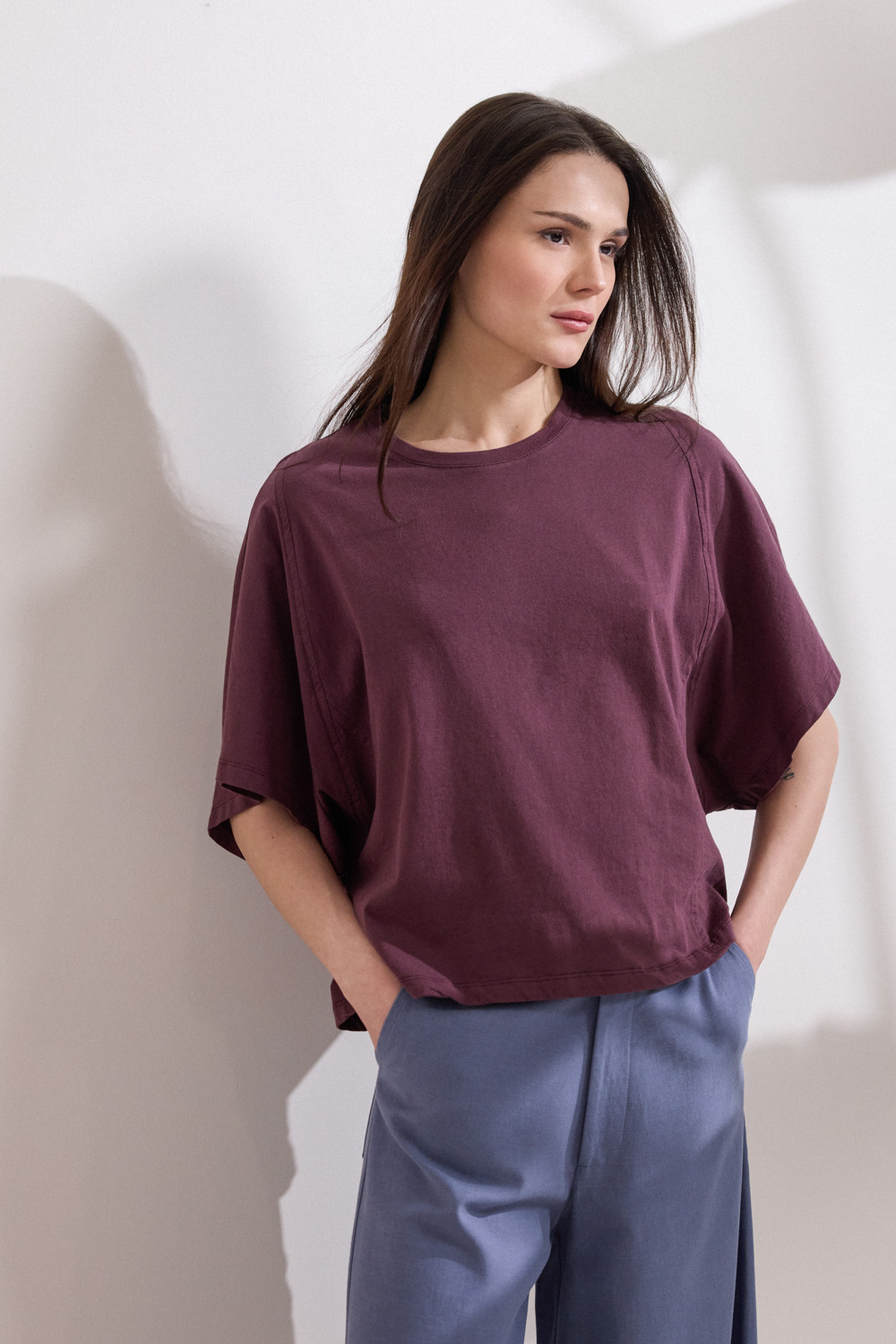 "DELIA" μπλούζα ασύμμετρη με μανίκι νυχτερίδα Namaste T-shirt από 100% βαμβάκι, με στρογγυλή λαιμόκοψη και άνετη εφαρμογή. Τα batwing sleeves δημιουργούν χαλαρή, σύγχρονη γραμμή, ενώ οι σχεδιαστικές ραφές προσθέτουν ενδιαφέρον στο σχέδιο. Η διακριτική ασυμμετρία ολοκληρώνει το κομμάτι με μοντέρνο και ισορροπημένο χαρακτήρα. “Αυτό το προϊόν έχει φτιαχτεί με αγάπη και σεβασμό στο περιβάλλον χρησιμοποιώντας φυσικές ίνες.” 100% Βαμβάκι Το μοντέλο φοράει μέγεθος S. Τα ρούχα Namaste σχεδιάζονται και ράβονται στην Ελλάδα. Δωρεάν αποστολή σε 1-3 μέρες σε όλη την Ελλάδα. Διαθέσιμο και στα φυσικά καταστήματα YELLOW BUTTON Χρεμωνίδου & Δαμάρεως 61 Παγκράτι Γρ. Αυξεντίου 122 Ιλίσια