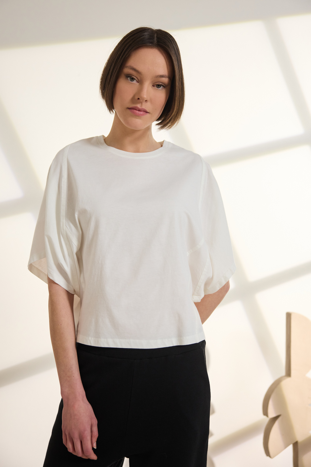 "DELIA" μπλούζα ασύμμετρη με μανίκι νυχτερίδα Namaste T-shirt από 100% βαμβάκι, με στρογγυλή λαιμόκοψη και άνετη εφαρμογή. Τα batwing sleeves δημιουργούν χαλαρή, σύγχρονη γραμμή, ενώ οι σχεδιαστικές ραφές προσθέτουν ενδιαφέρον στο σχέδιο. Η διακριτική ασυμμετρία ολοκληρώνει το κομμάτι με μοντέρνο και ισορροπημένο χαρακτήρα. “Αυτό το προϊόν έχει φτιαχτεί με αγάπη και σεβασμό στο περιβάλλον χρησιμοποιώντας φυσικές ίνες.” 100% Βαμβάκι Το μοντέλο φοράει μέγεθος S. Τα ρούχα Namaste σχεδιάζονται και ράβονται στην Ελλάδα. Δωρεάν αποστολή σε 1-3 μέρες σε όλη την Ελλάδα. Διαθέσιμο και στα φυσικά καταστήματα YELLOW BUTTON Χρεμωνίδου & Δαμάρεως 61 Παγκράτι Γρ. Αυξεντίου 122 Ιλίσια