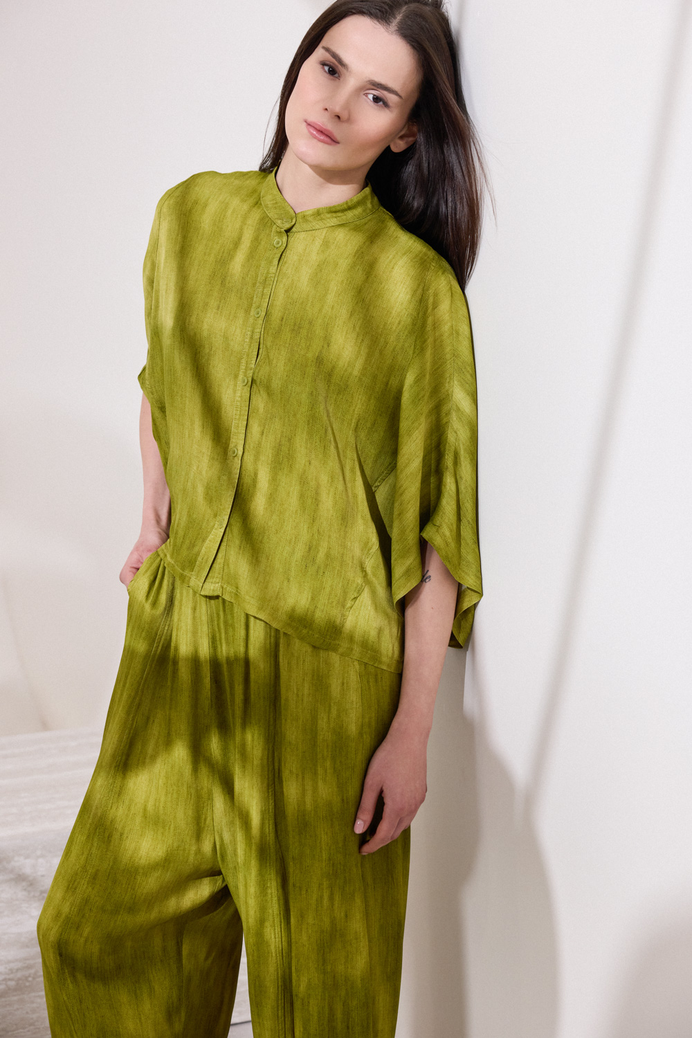 Πουκάμισο με γιακά mao και water color print, σε cropped μήκος που αναδεικνύει το σύγχρονο ύφος του. Κατασκευασμένο από 100% viscose με σατινέ υφή, προσφέρει απαλή αίσθηση και διακριτική λάμψη. Διαθέτει batwing μανίκια και άνετη γραμμή για αέρινη κίνηση, ενώ κλείνει με κουμπιά μπροστά. Συνδυάζεται ιδανικά σαν σετ με το παντελόνι Luvinia για ένα ολοκληρωμένο και κομψό αποτέλεσμα. “Αυτό το προϊόν έχει φτιαχτεί με αγάπη και σεβασμό στο περιβάλλον χρησιμοποιώντας φυσικές ίνες.” 100% Βαμβάκι Το μοντέλο φοράει μέγεθος S. Τα ρούχα Namaste σχεδιάζονται και ράβονται στην Ελλάδα. Δωρεάν αποστολή σε 1-3 μέρες σε όλη την Ελλάδα. Διαθέσιμο και στα φυσικά καταστήματα YELLOW BUTTON Χρεμωνίδου & Δαμάρεως 61 Παγκράτι