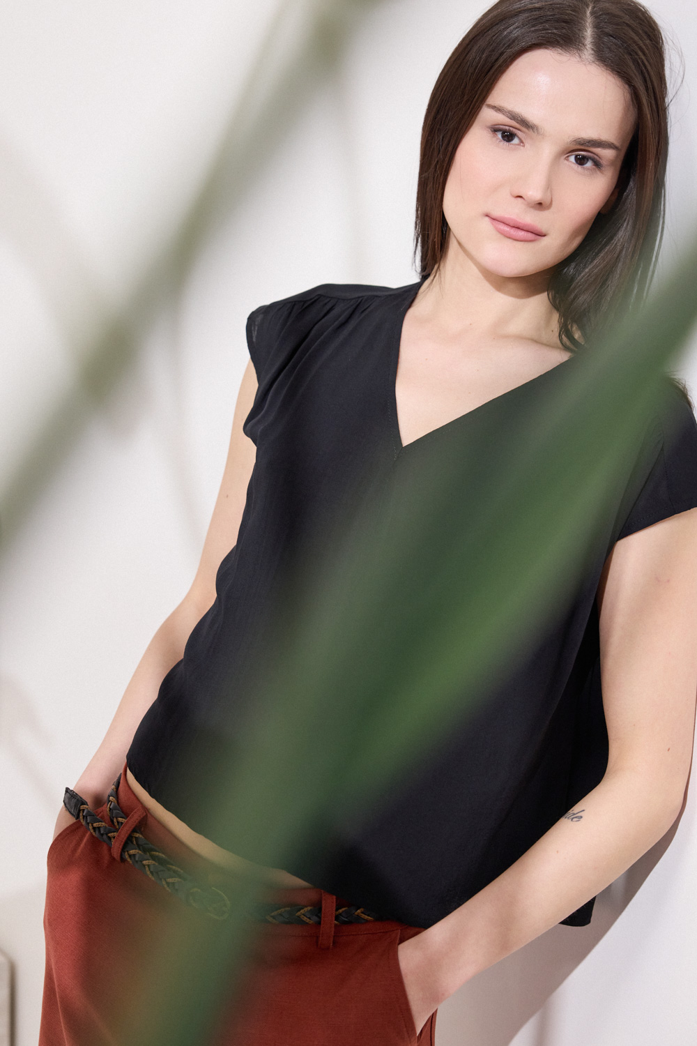 Τουνίκ από 100% viscose με V λαιμόκοψη και κοντά μανίκια, διαμορφωμένα με ελαφριά σούρα που προσθέτει διακριτική λεπτομέρεια. Τα ανοίγματα στα πλάγια και η άνετη γραμμή χαρίζουν ανάλαφρη σιλουέτα, διατηρώντας μίνιμαλ και ευέλικτο χαρακτήρα. “Αυτό το προϊόν έχει φτιαχτεί με αγάπη και σεβασμό στο περιβάλλον χρησιμοποιώντας φυσικές ίνες.” 100% Βισκόζη Το μοντέλο φοράει μέγεθος S. Τα ρούχα Namaste σχεδιάζονται και ράβονται στην Ελλάδα. Δωρεάν αποστολή σε 1-3 μέρες σε όλη την Ελλάδα. Διαθέσιμο και στα φυσικά καταστήματα YELLOW BUTTON Χρεμωνίδου & Δαμάρεως 61 Παγκράτι