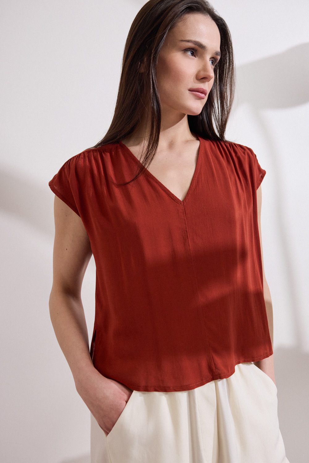 Τουνίκ από 100% viscose με V λαιμόκοψη και κοντά μανίκια, διαμορφωμένα με ελαφριά σούρα που προσθέτει διακριτική λεπτομέρεια. Τα ανοίγματα στα πλάγια και η άνετη γραμμή χαρίζουν ανάλαφρη σιλουέτα, διατηρώντας μίνιμαλ και ευέλικτο χαρακτήρα. “Αυτό το προϊόν έχει φτιαχτεί με αγάπη και σεβασμό στο περιβάλλον χρησιμοποιώντας φυσικές ίνες.” 100% Βισκόζη Το μοντέλο φοράει μέγεθος S. Τα ρούχα Namaste σχεδιάζονται και ράβονται στην Ελλάδα. Δωρεάν αποστολή σε 1-3 μέρες σε όλη την Ελλάδα. Διαθέσιμο και στα φυσικά καταστήματα YELLOW BUTTON Χρεμωνίδου & Δαμάρεως 61 Παγκράτι