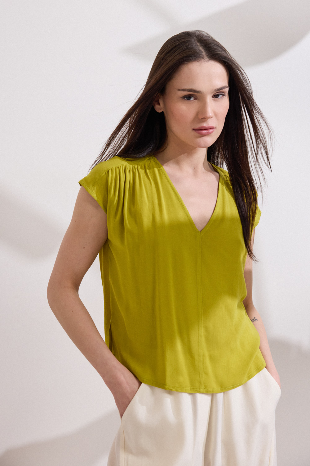 Τουνίκ από 100% viscose με V λαιμόκοψη και κοντά μανίκια, διαμορφωμένα με ελαφριά σούρα που προσθέτει διακριτική λεπτομέρεια. Τα ανοίγματα στα πλάγια και η άνετη γραμμή χαρίζουν ανάλαφρη σιλουέτα, διατηρώντας μίνιμαλ και ευέλικτο χαρακτήρα. “Αυτό το προϊόν έχει φτιαχτεί με αγάπη και σεβασμό στο περιβάλλον χρησιμοποιώντας φυσικές ίνες.” 100% Βισκόζη Το μοντέλο φοράει μέγεθος S. Τα ρούχα Namaste σχεδιάζονται και ράβονται στην Ελλάδα. Δωρεάν αποστολή σε 1-3 μέρες σε όλη την Ελλάδα. Διαθέσιμο και στα φυσικά καταστήματα YELLOW BUTTON Χρεμωνίδου & Δαμάρεως 61 Παγκράτι