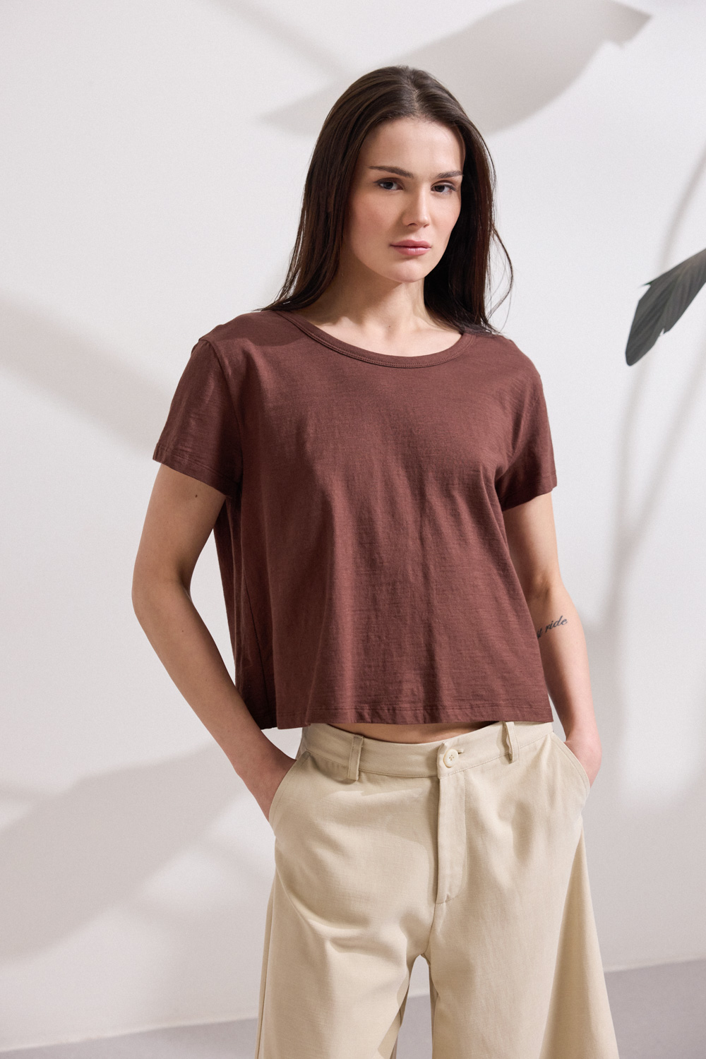 "LUREYA" βαμβακερή μπλούζα Namaste Μπλούζα από 100% βαμβάκι, με κοντό μανίκι και ανοιχτή λαιμόκοψη μπροστά. Το πίσω μέρος διαμορφώνεται με V άνοιγμα και κλείσιμο με κουμπιά σε όλο το μήκος της πλάτης, προσθέτοντας ιδιαίτερο σχεδιαστικό στοιχείο και ανατρεπτικό χαρακτήρα “Αυτό το προϊόν έχει φτιαχτεί με αγάπη και σεβασμό στο περιβάλλον χρησιμοποιώντας φυσικές ίνες.” 100% Βαμβάκι Το μοντέλο φοράει μέγεθος S. Τα ρούχα Namaste σχεδιάζονται και ράβονται στην Ελλάδα. Δωρεάν αποστολή σε 1-3 μέρες σε όλη την Ελλάδα. Διαθέσιμο και στα φυσικά καταστήματα YELLOW BUTTON Χρεμωνίδου & Δαμάρεως 61 Παγκράτι