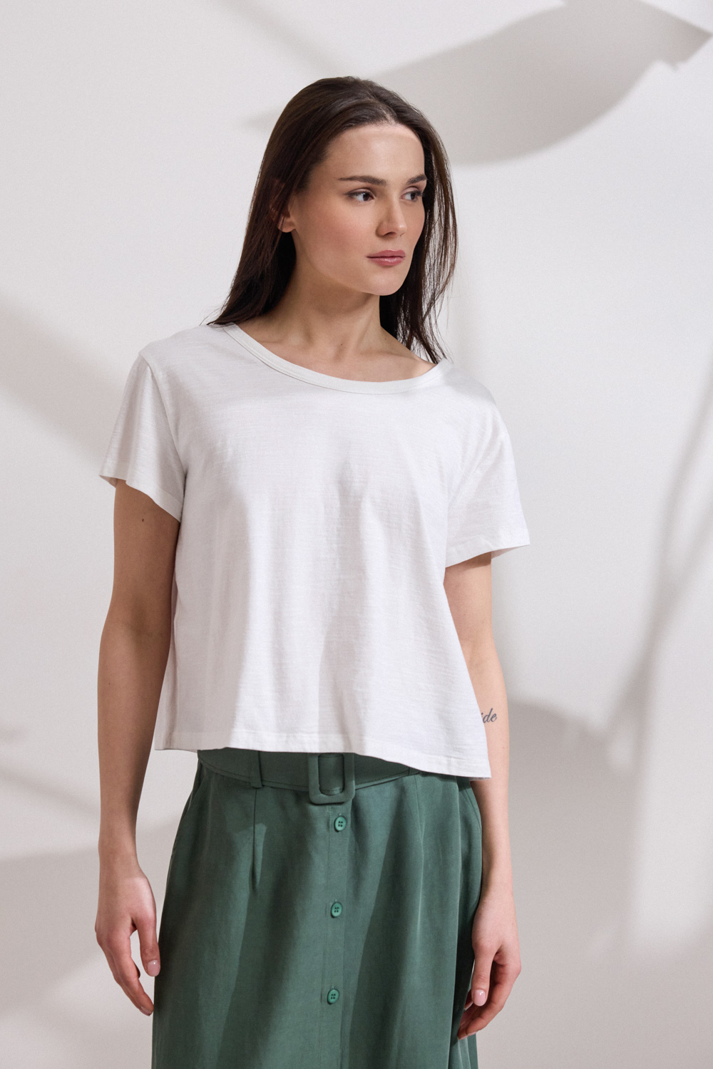 "LUREYA" βαμβακερή μπλούζα Namaste Μπλούζα από 100% βαμβάκι, με κοντό μανίκι και ανοιχτή λαιμόκοψη μπροστά. Το πίσω μέρος διαμορφώνεται με V άνοιγμα και κλείσιμο με κουμπιά σε όλο το μήκος της πλάτης, προσθέτοντας ιδιαίτερο σχεδιαστικό στοιχείο και ανατρεπτικό χαρακτήρα “Αυτό το προϊόν έχει φτιαχτεί με αγάπη και σεβασμό στο περιβάλλον χρησιμοποιώντας φυσικές ίνες.” 100% Βαμβάκι Το μοντέλο φοράει μέγεθος S. Τα ρούχα Namaste σχεδιάζονται και ράβονται στην Ελλάδα. Δωρεάν αποστολή σε 1-3 μέρες σε όλη την Ελλάδα. Διαθέσιμο και στα φυσικά καταστήματα YELLOW BUTTON Χρεμωνίδου & Δαμάρεως 61 Παγκράτι