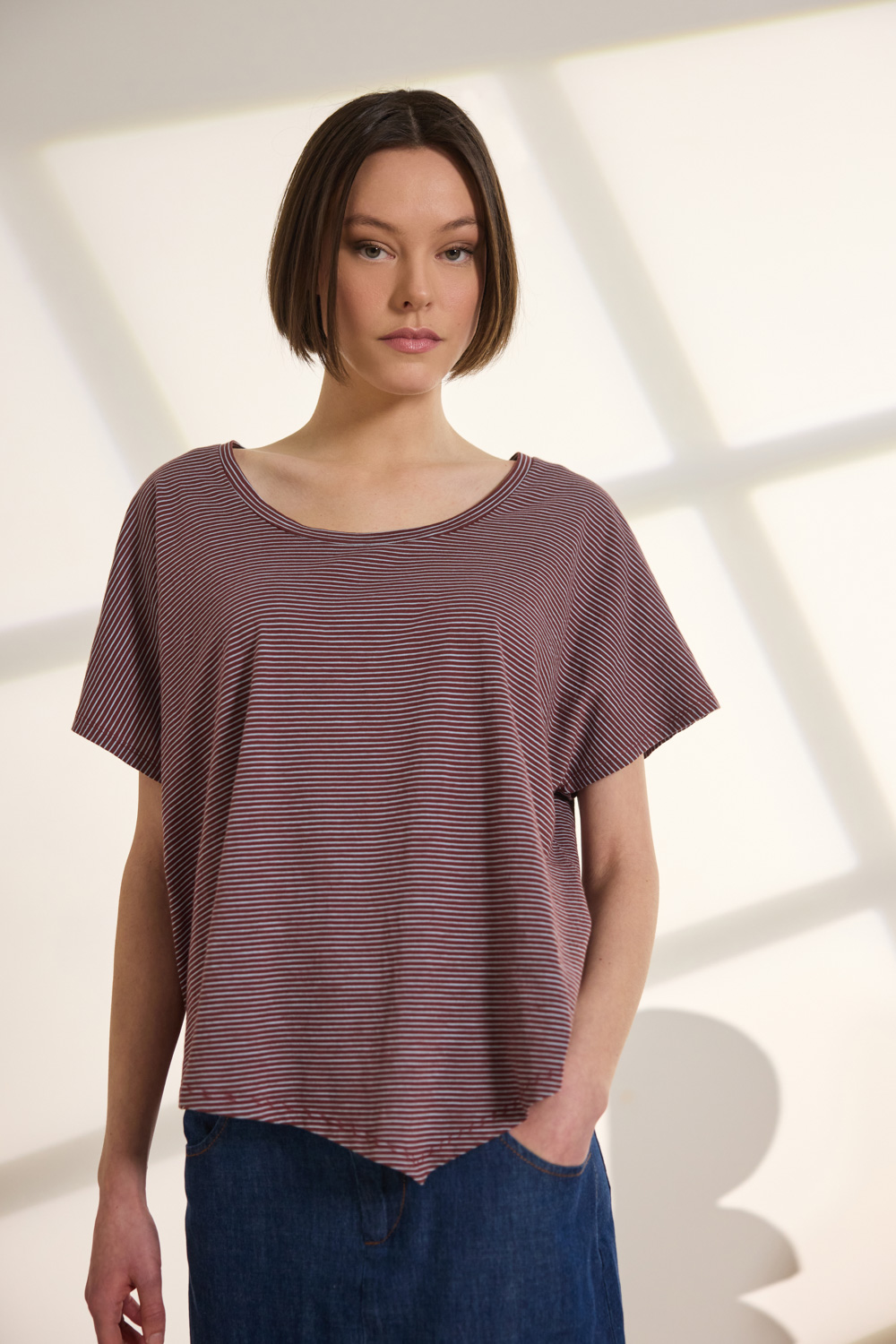 "MAELLE" μπλούζα ριγέ φαρδιά Namaste Μπλούζα 100% βαμβακερή, σε άνετη, φαρδιά γραμμή με λαιμόκοψη χαμόγελο και κοντό μανίκι. Το μπροστινό στρίφωμα με μύτη προσθέτει μια μοντέρνα, ασύμμετρη λεπτομέρεια, ενώ το κλασικό μοτίβο με οριζόντιες ρίγες αποπνέει διαχρονικότητα και effortless στυλ. “Αυτό το προϊόν έχει φτιαχτεί με αγάπη και σεβασμό στο περιβάλλον χρησιμοποιώντας φυσικές ίνες.” 100% Βαμβάκι Το μοντέλο φοράει μέγεθος S. Τα ρούχα Namaste σχεδιάζονται και ράβονται στην Ελλάδα. Δωρεάν αποστολή σε 1-3 μέρες σε όλη την Ελλάδα. Διαθέσιμο και στα φυσικά καταστήματα YELLOW BUTTON Χρεμωνίδου & Δαμάρεως 61 Παγκράτι