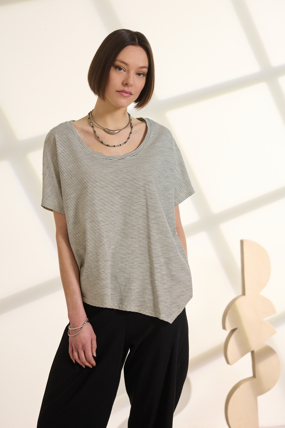 "MAELLE" μπλούζα ριγέ φαρδιά Namaste Μπλούζα 100% βαμβακερή, σε άνετη, φαρδιά γραμμή με λαιμόκοψη χαμόγελο και κοντό μανίκι. Το μπροστινό στρίφωμα με μύτη προσθέτει μια μοντέρνα, ασύμμετρη λεπτομέρεια, ενώ το κλασικό μοτίβο με οριζόντιες ρίγες αποπνέει διαχρονικότητα και effortless στυλ. “Αυτό το προϊόν έχει φτιαχτεί με αγάπη και σεβασμό στο περιβάλλον χρησιμοποιώντας φυσικές ίνες.” 100% Βαμβάκι Το μοντέλο φοράει μέγεθος S. Τα ρούχα Namaste σχεδιάζονται και ράβονται στην Ελλάδα. Δωρεάν αποστολή σε 1-3 μέρες σε όλη την Ελλάδα. Διαθέσιμο και στα φυσικά καταστήματα YELLOW BUTTON Χρεμωνίδου & Δαμάρεως 61 Παγκράτι