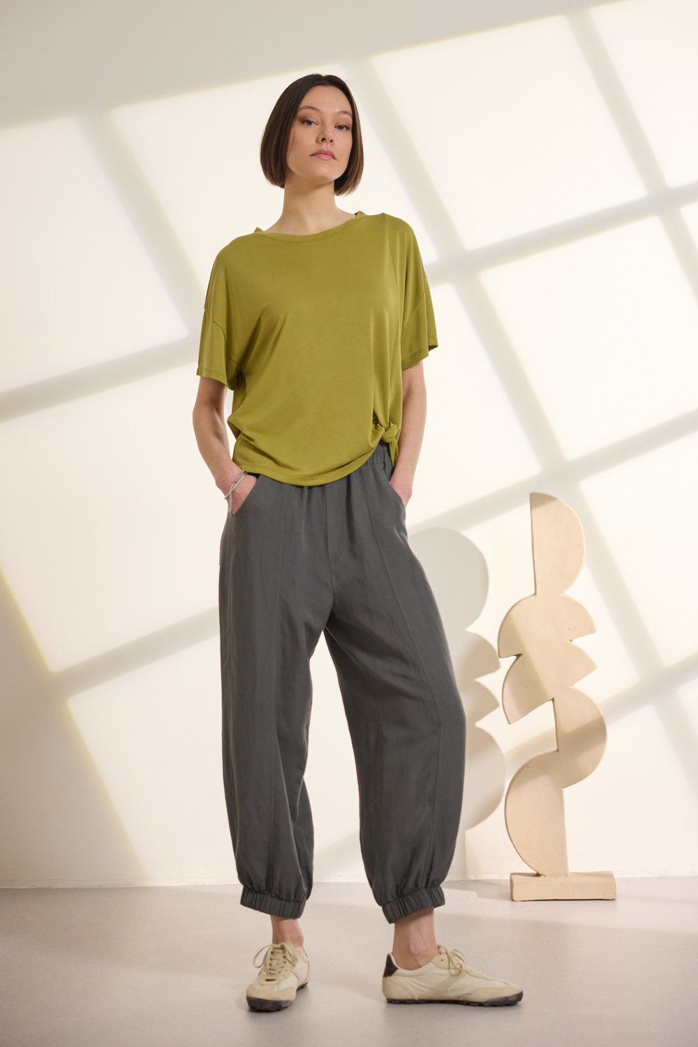 "MORROW" παντελόνι ψηλόμεσο Namaste Ψηλόμεσο παντελόνι με λάστιχο στη μέση και στο τελείωμα για άνετη και σταθερή εφαρμογή. Διαθέτει τσέπες μπροστά και πίσω, ενώ οι σχεδιαστικές ραφές δημιουργούν μια σύγχρονη και στυλάτη εικόνα. Συνδυάζεται ιδανικά με το πουκάμισο GORDON_1 από το ίδιο ύφασμα, ολοκληρώνοντας ένα κομψό, μοντέρνο σύνολο 75% Ραγιόν-25% Λινό Το μοντέλο φοράει μέγεθος S. Τα ρούχα Namaste σχεδιάζονται και ράβονται στην Ελλάδα. Δωρεάν αποστολή σε 1-3 μέρες σε όλη την Ελλάδα. Διαθέσιμο και στα φυσικά καταστήματα YELLOW BUTTON Χρεμωνίδου & Δαμάρεως 61 Παγκράτι