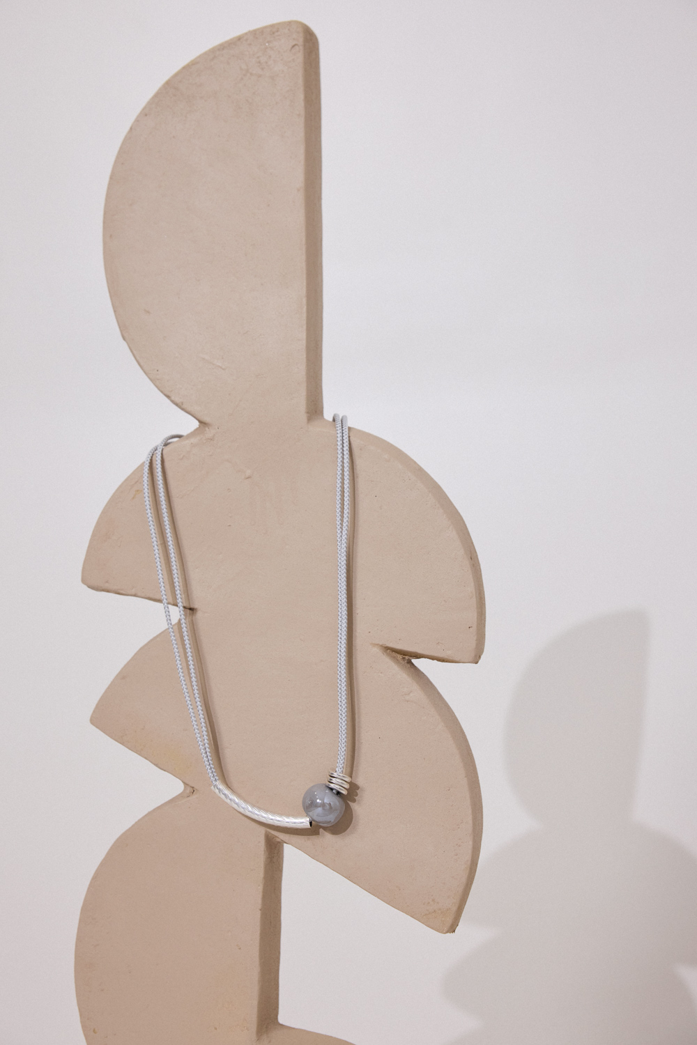 Μακρύ χειροποίητο κολιέ με διπλό πλεκτό κορδόνι, διακοσμημένο με μεταλλικό σωλήνα και στρογγυλή χάντρα σε ασημί τόνο που προσθέτουν μοντέρνα αισθητική. Διαθέτει κούμπωμα γάντζο για σταθερή και εύκολη εφαρμογή Δωρεάν αποστολή σε 1-3 μέρες σε όλη την Ελλάδα. Διαθέσιμο και στα φυσικά καταστήματα YELLOW BUTTON Χρεμωνίδου & Δαμάρεως 61 Παγκράτι