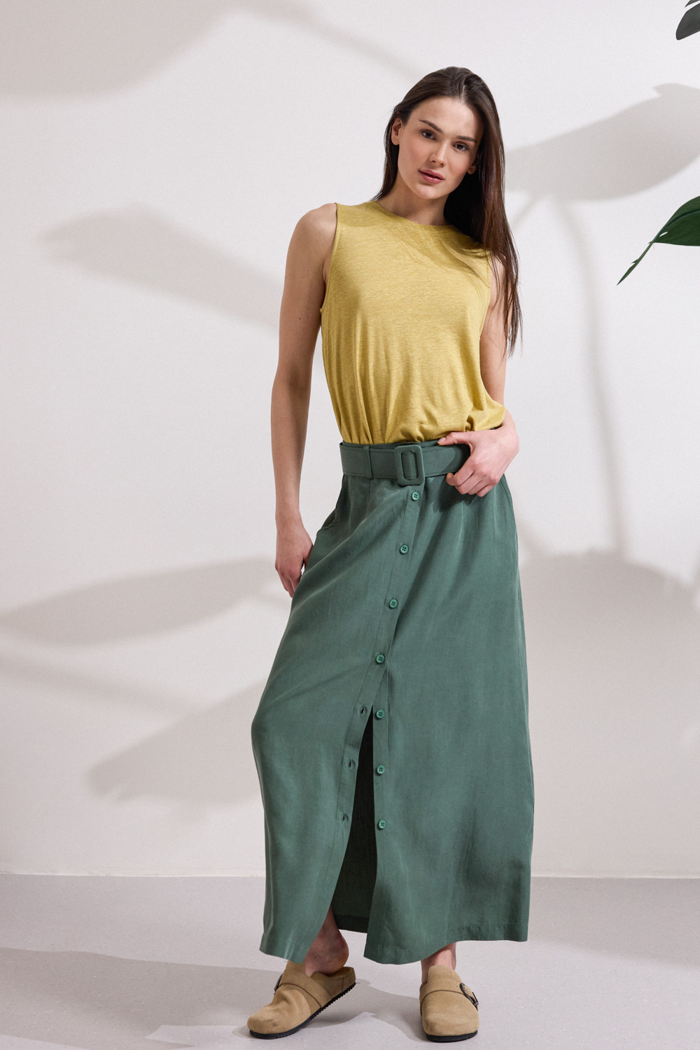 Φούστα midi σε ψηλόμεση γραμμή Α, από απαλό ύφασμα που χαρίζει άνεση. Διαθέτει κουμπιά κατά μήκος στο μπροστινό μέρος που προσθέτουν διαχρονικό, ρομαντικό χαρακτήρα, ενώ η ζώνη από το ίδιο ύφασμα με επενδυμένη αγκράφα τονίζει τη μέση. Ολοκληρώνεται με διακριτικά ενσωματωμένες πλαϊνές τσέπες. “Αυτό το προϊόν έχει φτιαχτεί με αγάπη και σεβασμό στο περιβάλλον χρησιμοποιώντας φυσικές ίνες.” 95% Λιοσέλ-5% Λινό Το μοντέλο φοράει μέγεθος S. Τα ρούχα Namaste σχεδιάζονται και ράβονται στην Ελλάδα. Δωρεάν αποστολή σε 1-3 μέρες σε όλη την Ελλάδα. Διαθέσιμο και στα φυσικά καταστήματα YELLOW BUTTON Χρεμωνίδου & Δαμάρεως 61 Παγκράτι