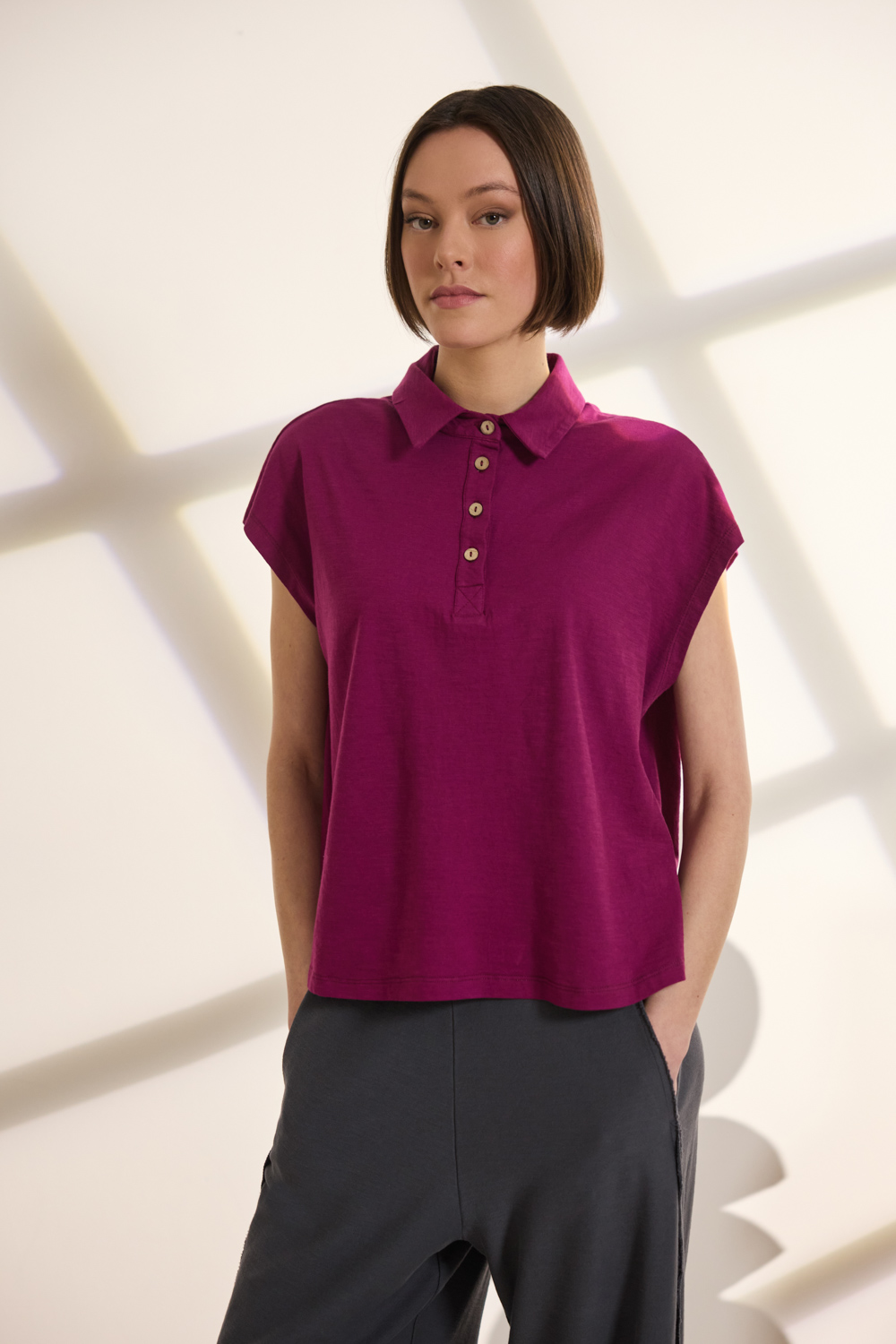 "VAELA" μπλούζα polo αμάνικη Namaste Μπλούζα πόλο από 100% βαμβακερή φλάμα, με γιακά που κλείνει μπροστά με κουμπιά. Το αμάνικο σχέδιο αναδεικνύει τους ώμους, ενώ τα πλαϊνά ανοίγματα προσθέτουν κίνηση και μια σύγχρονη, μίνιμαλ σιλουέτα. “Αυτό το προϊόν έχει φτιαχτεί με αγάπη και σεβασμό στο περιβάλλον χρησιμοποιώντας φυσικές ίνες.” 100% Βαμβάκι Το μοντέλο φοράει μέγεθος S. Τα ρούχα Namaste σχεδιάζονται και ράβονται στην Ελλάδα. Δωρεάν αποστολή σε 1-3 μέρες σε όλη την Ελλάδα. Διαθέσιμο και στα φυσικά καταστήματα YELLOW BUTTON Χρεμωνίδου & Δαμάρεως 61 Παγκράτι