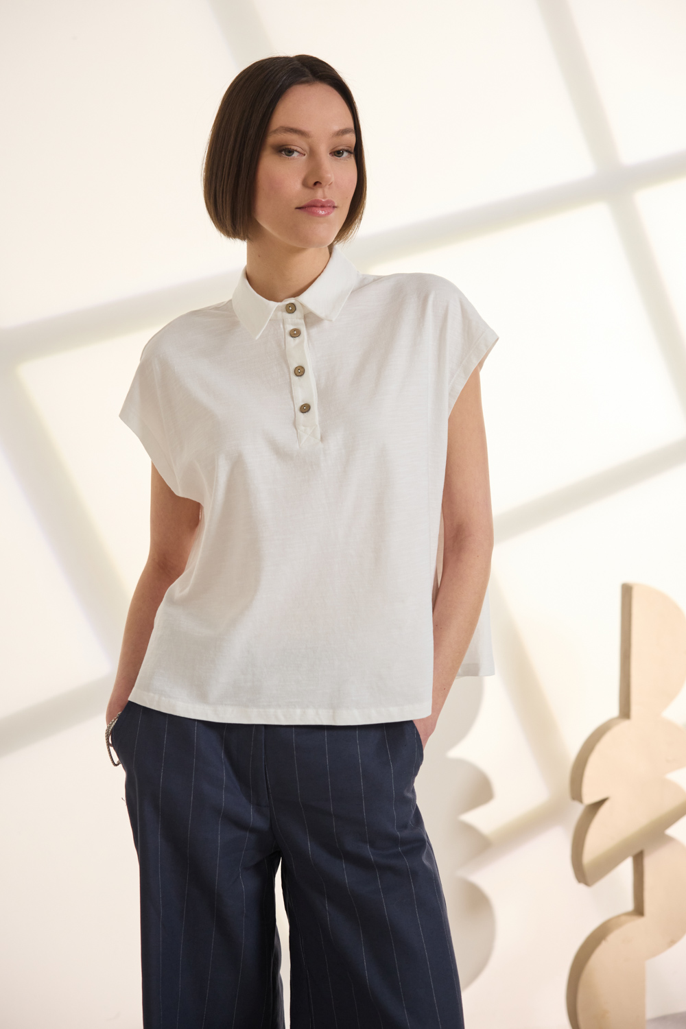 "VAELA" μπλούζα polo αμάνικη Namaste Μπλούζα πόλο από 100% βαμβακερή φλάμα, με γιακά που κλείνει μπροστά με κουμπιά. Το αμάνικο σχέδιο αναδεικνύει τους ώμους, ενώ τα πλαϊνά ανοίγματα προσθέτουν κίνηση και μια σύγχρονη, μίνιμαλ σιλουέτα. “Αυτό το προϊόν έχει φτιαχτεί με αγάπη και σεβασμό στο περιβάλλον χρησιμοποιώντας φυσικές ίνες.” 100% Βαμβάκι Το μοντέλο φοράει μέγεθος S. Τα ρούχα Namaste σχεδιάζονται και ράβονται στην Ελλάδα. Δωρεάν αποστολή σε 1-3 μέρες σε όλη την Ελλάδα. Διαθέσιμο και στα φυσικά καταστήματα YELLOW BUTTON Χρεμωνίδου & Δαμάρεως 61 Παγκράτι