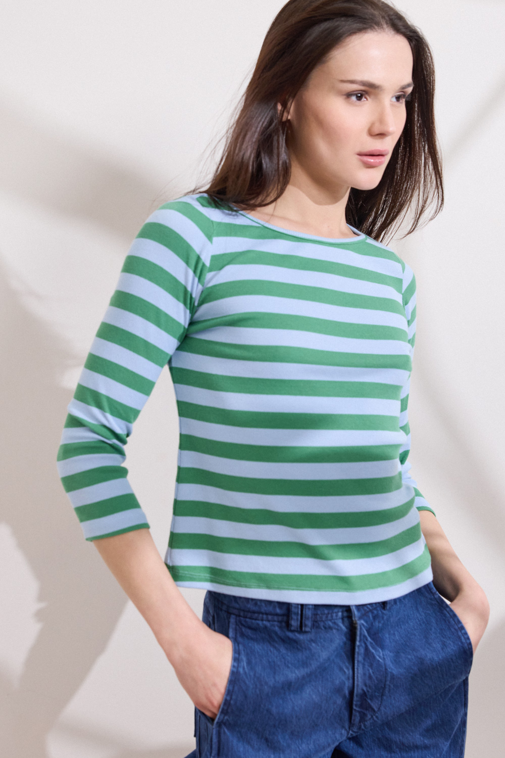 "WINTRO" ριγέ μπλούζα Namaste Μπλούζα εφαρμοστή με rib ύφανση και φαρδιά οριζόντια ρίγα που λειτουργεί ως σχεδιαστικό στοιχείο. Διαθέτει τρουακάρ μανίκια και bateau λαιμόκοψη, ενώ το βαμβακερό ύφασμα προσφέρει άνετη αίσθηση και άψογη εφαρμογή. “Αυτό το προϊόν έχει φτιαχτεί με αγάπη και σεβασμό στο περιβάλλον χρησιμοποιώντας φυσικές ίνες.” 950% Βαμβάκι-5% Ελαστάν Το μοντέλο φοράει μέγεθος S. Τα ρούχα Namaste σχεδιάζονται και ράβονται στην Ελλάδα. Δωρεάν αποστολή σε 1-3 μέρες σε όλη την Ελλάδα. Διαθέσιμο και στα φυσικά καταστήματα YELLOW BUTTON Χρεμωνίδου & Δαμάρεως 61 Παγκράτι