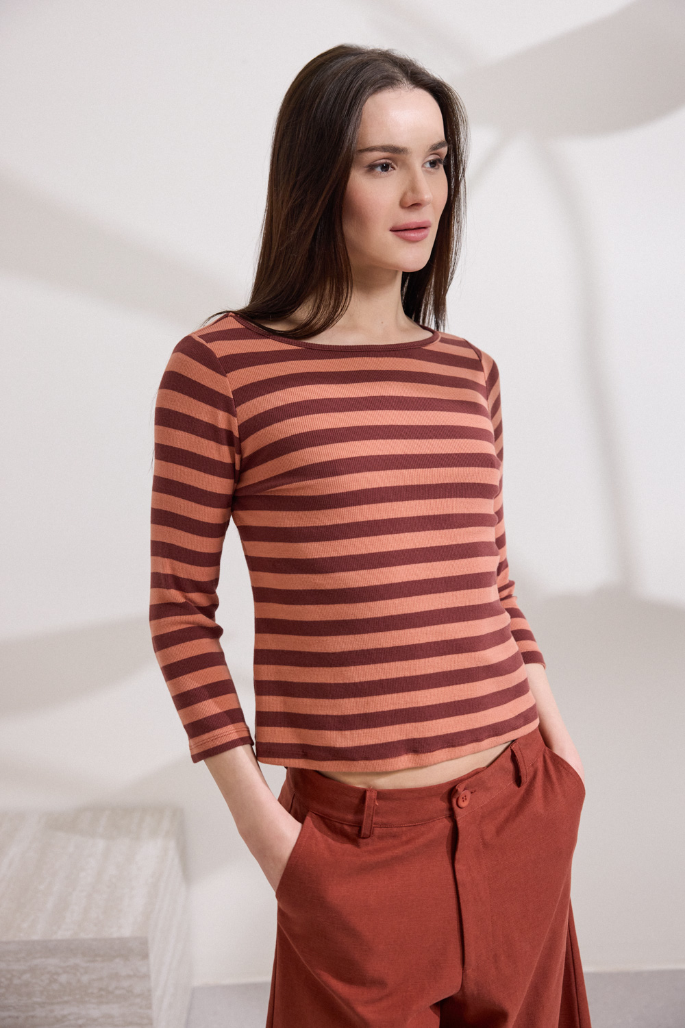 "WINTRO" ριγέ μπλούζα Namaste Μπλούζα εφαρμοστή με rib ύφανση και φαρδιά οριζόντια ρίγα που λειτουργεί ως σχεδιαστικό στοιχείο. Διαθέτει τρουακάρ μανίκια και bateau λαιμόκοψη, ενώ το βαμβακερό ύφασμα προσφέρει άνετη αίσθηση και άψογη εφαρμογή. “Αυτό το προϊόν έχει φτιαχτεί με αγάπη και σεβασμό στο περιβάλλον χρησιμοποιώντας φυσικές ίνες.” 950% Βαμβάκι-5% Ελαστάν Το μοντέλο φοράει μέγεθος S. Τα ρούχα Namaste σχεδιάζονται και ράβονται στην Ελλάδα. Δωρεάν αποστολή σε 1-3 μέρες σε όλη την Ελλάδα. Διαθέσιμο και στα φυσικά καταστήματα YELLOW BUTTON Χρεμωνίδου & Δαμάρεως 61 Παγκράτι