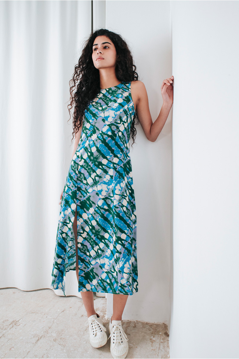 Αμάνικο εμπριμέ φόρεμα, με στρογγυλή λαιμόκοψη και κλείσιμο πίσω με κρυφό φερμουάρ. Σύνθεση : Βισκόζ 100% Ύψος Μοντέλου : 1,78 Μέγεθος Μοντέλου : ΟS Οδηγίες Πλυσίματος : Πλύσιμο στους 30°C από την ανάποδη. Στέγνωμα από την ανάποδη. Όχι στεγνωτήριο. Συνιστάται σιδέρωμα. Τα ρούχα BADILA σχεδιάζονται και ράβονται στην Ελλάδα από το 1989. Αποστολή σε όλη την Ελλάδα σε 1-3 ημέρες. Διαθέσιμο και στα φυσικά μας καταστήματα YELLOW BUTTON Χρεμωνίδου & Δαμάρεως 61 Παγκράτι Γρ. Αυξεντίου 122 Ιλίσια