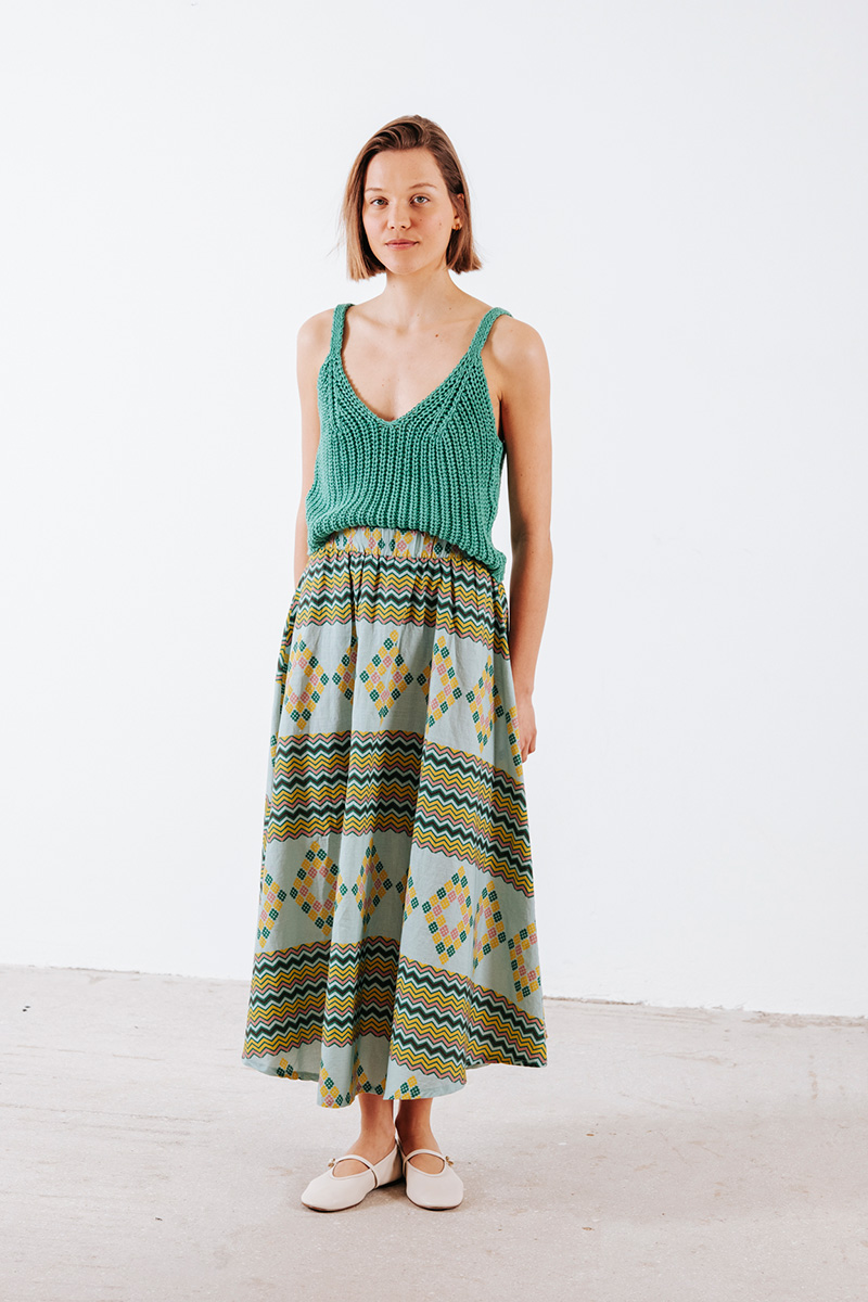 Εμπριμέ φούστα με λάστιχο στη μέση και ασύμμετρο τελείωμα. Σύνθεση : Βαμβάκι 100% Ύψος Μοντέλου : 1,78 Μέγεθος Μοντέλου : S Οδηγίες Πλυσίματος : Πλύσιμο στους 30°C από την ανάποδη. Στέγνωμα από την ανάποδη. Όχι στεγνωτήριο. Συνιστάται σιδέρωμα. Τα ρούχα BADILA σχεδιάζονται και ράβονται στην Ελλάδα από το 1989. Αποστολή σε όλη την Ελλάδα σε 1-3 ημέρες. Διαθέσιμο και στα φυσικά μας καταστήματα YELLOW BUTTON Χρεμωνίδου & Δαμάρεως 61 Παγκράτι Γρ. Αυξεντίου 122 Ιλίσια