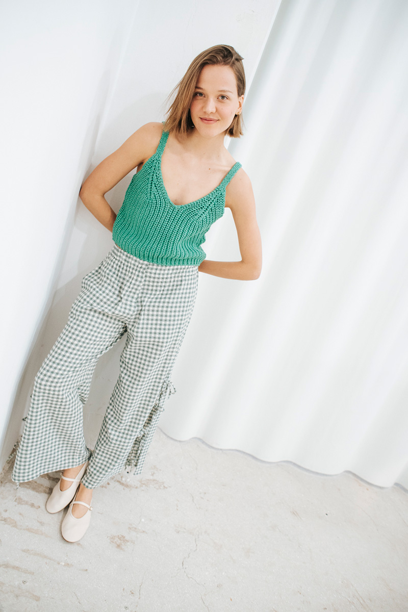 Καρό παντελόνι με λάστιχο στη μέση και δεσίματα στο πλάι. Σύνθεση : Βαμβάκι 100% Ύψος Μοντέλου : 1,78 Μέγεθος Μοντέλου : S Οδηγίες Πλυσίματος : Πλύσιμο στους 30°C από την ανάποδη. Στέγνωμα από την ανάποδη. Όχι στεγνωτήριο. Συνιστάται σιδέρωμα. Τα ρούχα BADILA σχεδιάζονται και ράβονται στην Ελλάδα από το 1989. Αποστολή σε όλη την Ελλάδα σε 1-3 ημέρες. Διαθέσιμο και στα φυσικά μας καταστήματα YELLOW BUTTON Χρεμωνίδου & Δαμάρεως 61 Παγκράτι Γρ. Αυξεντίου 122 Ιλίσια