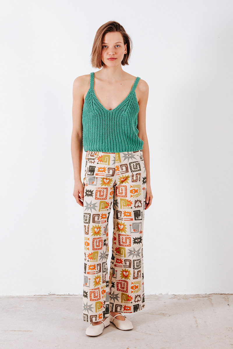 Εμπριμέ φαρδύ βαμβακερό παντελόνι ψηλόμεσο, κλείσιμο μπροστά με φερμουάρ και κουμπί. Σύνθεση : Βαμβάκι 100% Ύψος Μοντέλου : 1,78 Μέγεθος Μοντέλου : S Οδηγίες Πλυσίματος : Πλύσιμο στους 30°C από την ανάποδη. Στέγνωμα από την ανάποδη. Όχι στεγνωτήριο. Συνιστάται σιδέρωμα. Τα ρούχα BADILA σχεδιάζονται και ράβονται στην Ελλάδα από το 1989. Αποστολή σε όλη την Ελλάδα σε 1-3 ημέρες. Διαθέσιμο και στα φυσικά μας καταστήματα YELLOW BUTTON Χρεμωνίδου & Δαμάρεως 61 Παγκράτι Γρ. Αυξεντίου 122 Ιλίσια