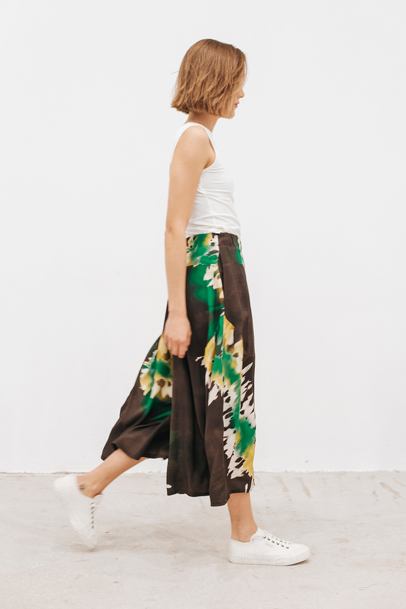 Εμπριμέ φαρδιά crop παντελόνα με λάστιχο στη μέση και τσέπες στο πλάι. Σύνθεση : Βισκόζ 100% Ύψος Μοντέλου : 1,78 Μέγεθος Μοντέλου : S Οδηγίες Πλυσίματος : Πλύσιμο στους 30°C από την ανάποδη. Στέγνωμα από την ανάποδη. Όχι στεγνωτήριο. Συνιστάται σιδέρωμα. Τα ρούχα BADILA σχεδιάζονται και ράβονται στην Ελλάδα από το 1989. Αποστολή σε όλη την Ελλάδα σε 1-3 ημέρες. Διαθέσιμο και στα φυσικά μας καταστήματα YELLOW BUTTON Χρεμωνίδου & Δαμάρεως 61 Παγκράτι Γρ. Αυξεντίου 122 Ιλίσια