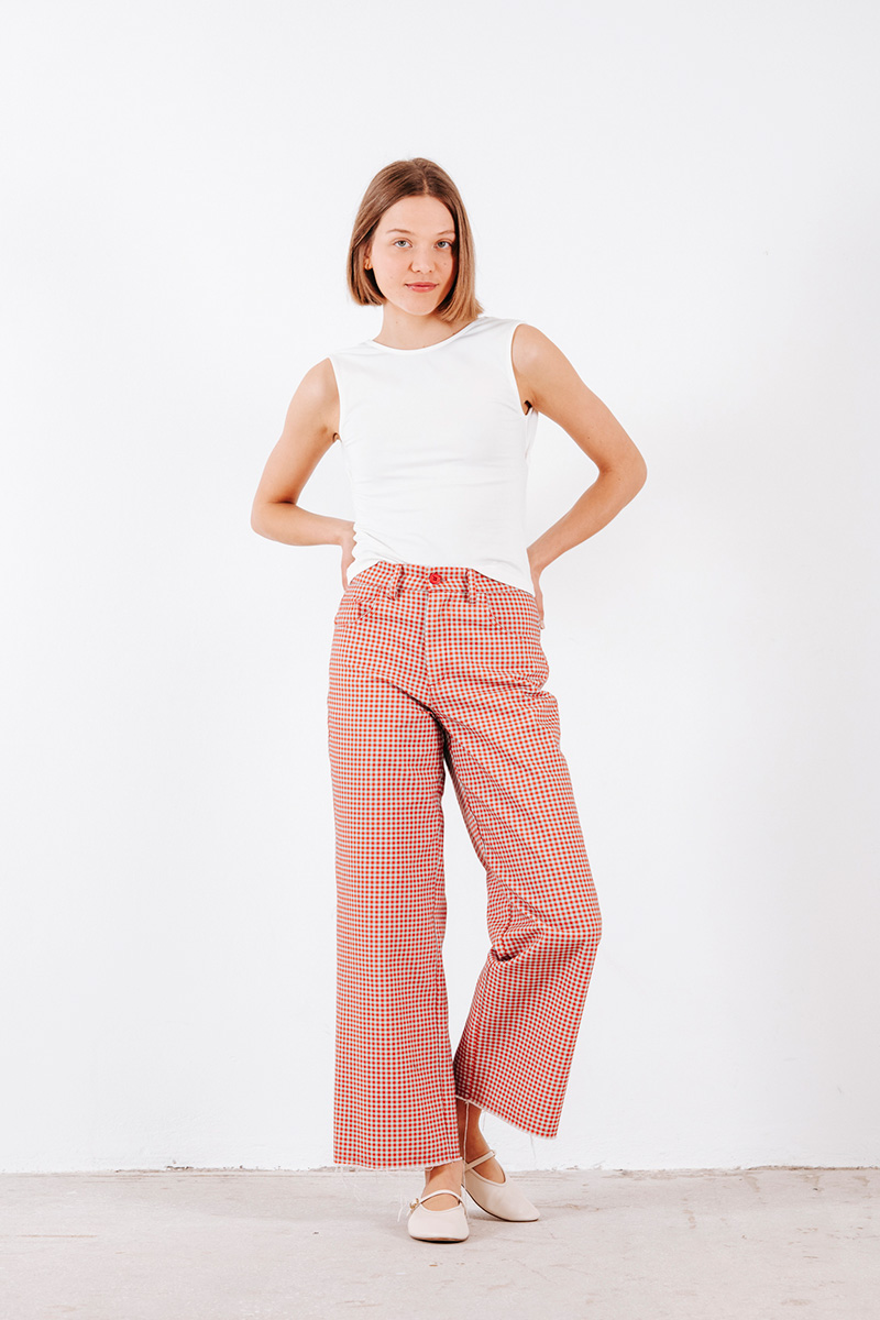 Βαμβακερό καρό παντελόνι πεντάτσεπο, κλείσιμο μπροστά με φερμουάρ και κουμπί. Σύνθεση : Βαμβάκι 100% Ύψος Μοντέλου : 1,75 Μέγεθος Μοντέλου : S Οδηγίες Πλυσίματος : Πλύσιμο στους 30°C από την ανάποδη. Στέγνωμα από την ανάποδη. Όχι στεγνωτήριο. Συνιστάται σιδέρωμα. Τα ρούχα BADILA σχεδιάζονται και ράβονται στην Ελλάδα από το 1989. Αποστολή σε όλη την Ελλάδα σε 1-3 ημέρες. Διαθέσιμο και στα φυσικά μας καταστήματα YELLOW BUTTON Χρεμωνίδου & Δαμάρεως 61 Παγκράτι Γρ. Αυξεντίου 122 Ιλίσια