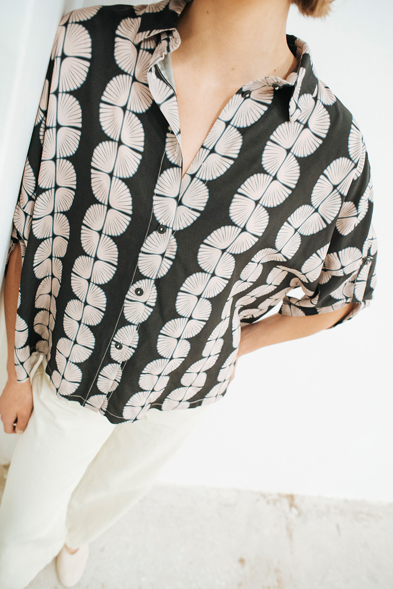 Oversized πουκάμισο εμπριμέ με γιακά και κλείσιμο μπροστά με κουμπιά. Λεπτομέρεια στα μανίκια. Σύνθεση : Βισκόζ 100% Ύψος Μοντέλου : 1,75 Μέγεθος Μοντέλου : S Οδηγίες Πλυσίματος : Πλύσιμο στους 30°C από την ανάποδη. Στέγνωμα από την ανάποδη. Όχι στεγνωτήριο. Συνιστάται σιδέρωμα. Τα ρούχα BADILA σχεδιάζονται και ράβονται στην Ελλάδα από το 1989. Αποστολή σε όλη την Ελλάδα σε 1-3 ημέρες. Διαθέσιμο και στα φυσικά μας καταστήματα YELLOW BUTTON Χρεμωνίδου & Δαμάρεως 61 Παγκράτι Γρ. Αυξεντίου 122 Ιλίσια