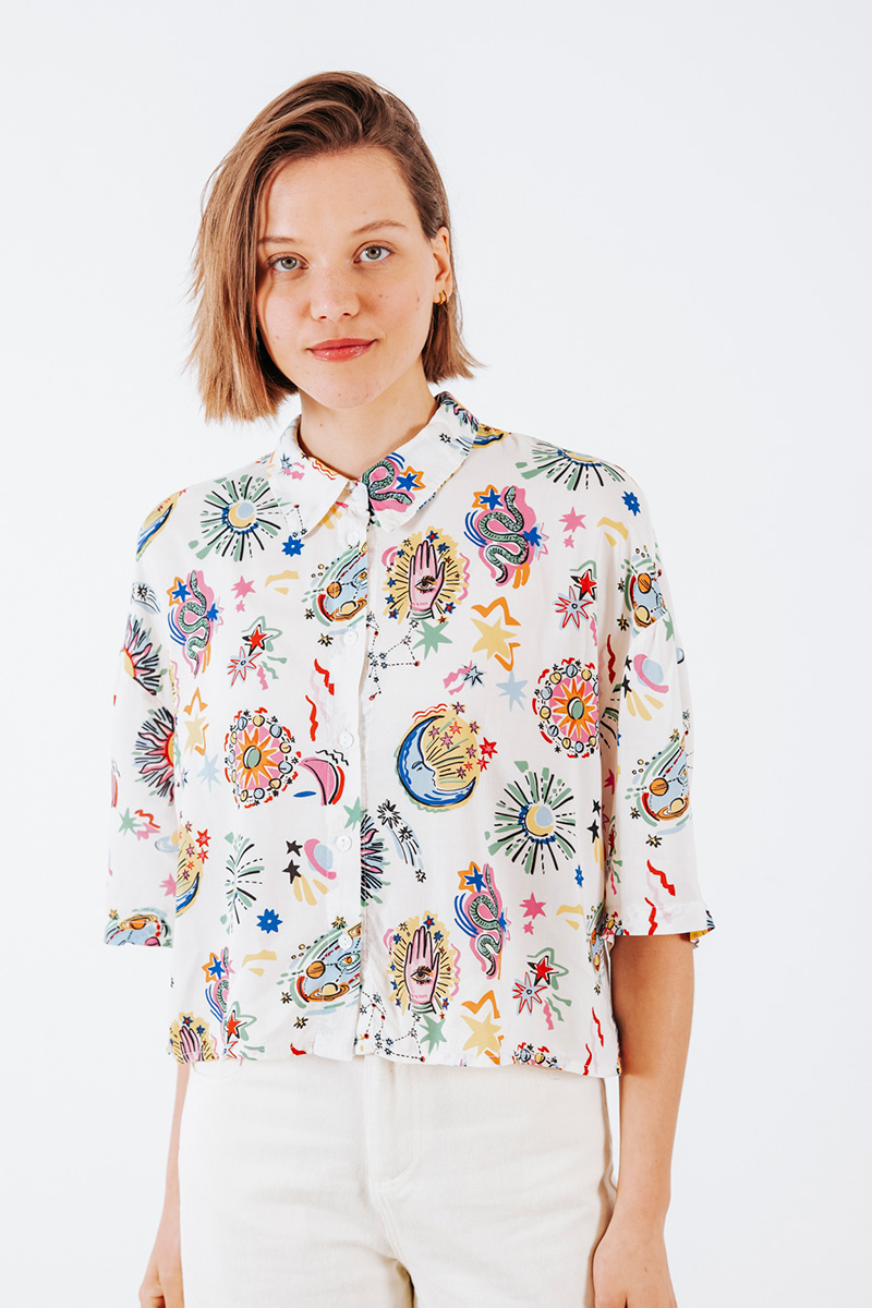 Εμπριμέ πουκάμισο κοντό με γιακά και κλείσιμο μπροστά με κουμπιά. Σύνθεση : Βισκόζ 100% Ύψος Μοντέλου : 1,75 Μέγεθος Μοντέλου : OS Οδηγίες Πλυσίματος : Πλύσιμο στους 30°C από την ανάποδη. Στέγνωμα από την ανάποδη. Όχι στεγνωτήριο. Συνιστάται σιδέρωμα. Τα ρούχα BADILA σχεδιάζονται και ράβονται στην Ελλάδα από το 1989. Αποστολή σε όλη την Ελλάδα σε 1-3 ημέρες. Διαθέσιμο και στα φυσικά μας καταστήματα YELLOW BUTTON Χρεμωνίδου & Δαμάρεως 61 Παγκράτι Γρ. Αυξεντίου 122 Ιλίσια