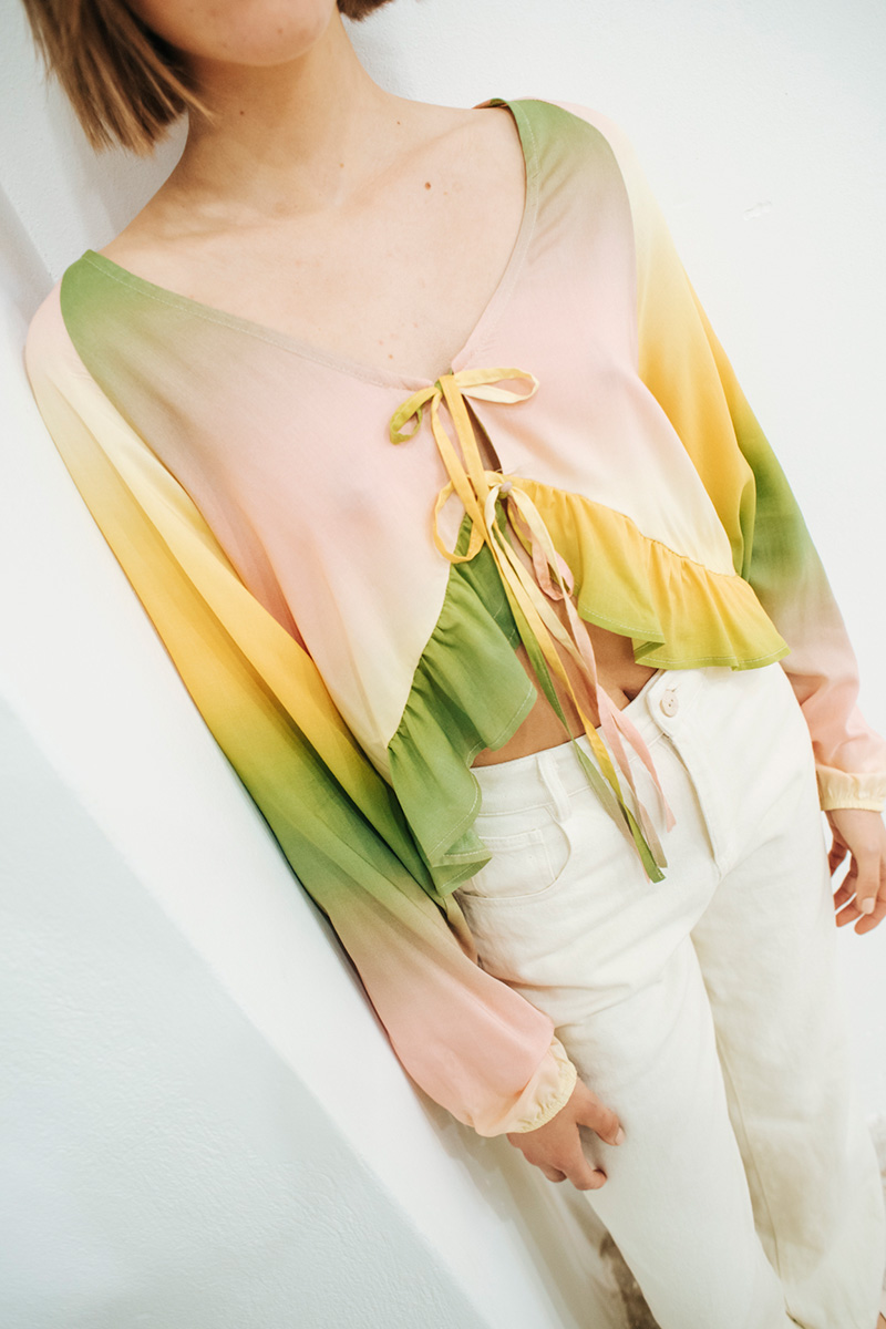 Πολύχρωμη μπλούζα με δέσιμο μπροστά, βολάν στο τελείωμα και λάστιχο στα μανίκια. Σύνθεση : Βισκόζ 100% Ύψος Μοντέλου : 1,75 Μέγεθος Μοντέλου : OS Οδηγίες Πλυσίματος : Πλύσιμο στους 30°C από την ανάποδη. Στέγνωμα από την ανάποδη. Όχι στεγνωτήριο. Συνιστάται σιδέρωμα. Τα ρούχα BADILA σχεδιάζονται και ράβονται στην Ελλάδα από το 1989. Αποστολή σε όλη την Ελλάδα σε 1-3 ημέρες. Διαθέσιμο και στα φυσικά μας καταστήματα YELLOW BUTTON Χρεμωνίδου & Δαμάρεως 61 Παγκράτι Γρ. Αυξεντίου 122 Ιλίσια