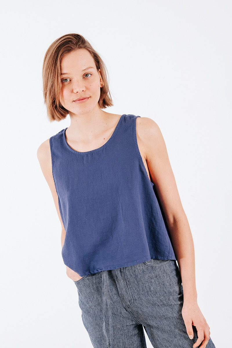 Βαμβακερή αμάνικη μπλούζα με στρογγυλή λαιμόκοψη. Σύνθεση : Βαμβάκι 100% Ύψος Μοντέλου : 1,75 Μέγεθος Μοντέλου : OS Οδηγίες Πλυσίματος : Πλύσιμο στους 30°C από την ανάποδη. Στέγνωμα από την ανάποδη. Όχι στεγνωτήριο. Συνιστάται σιδέρωμα. Τα ρούχα BADILA σχεδιάζονται και ράβονται στην Ελλάδα από το 1989. Αποστολή σε όλη την Ελλάδα σε 1-3 ημέρες. Διαθέσιμο και στα φυσικά μας καταστήματα YELLOW BUTTON Χρεμωνίδου & Δαμάρεως 61 Παγκράτι Γρ. Αυξεντίου 122 Ιλίσια