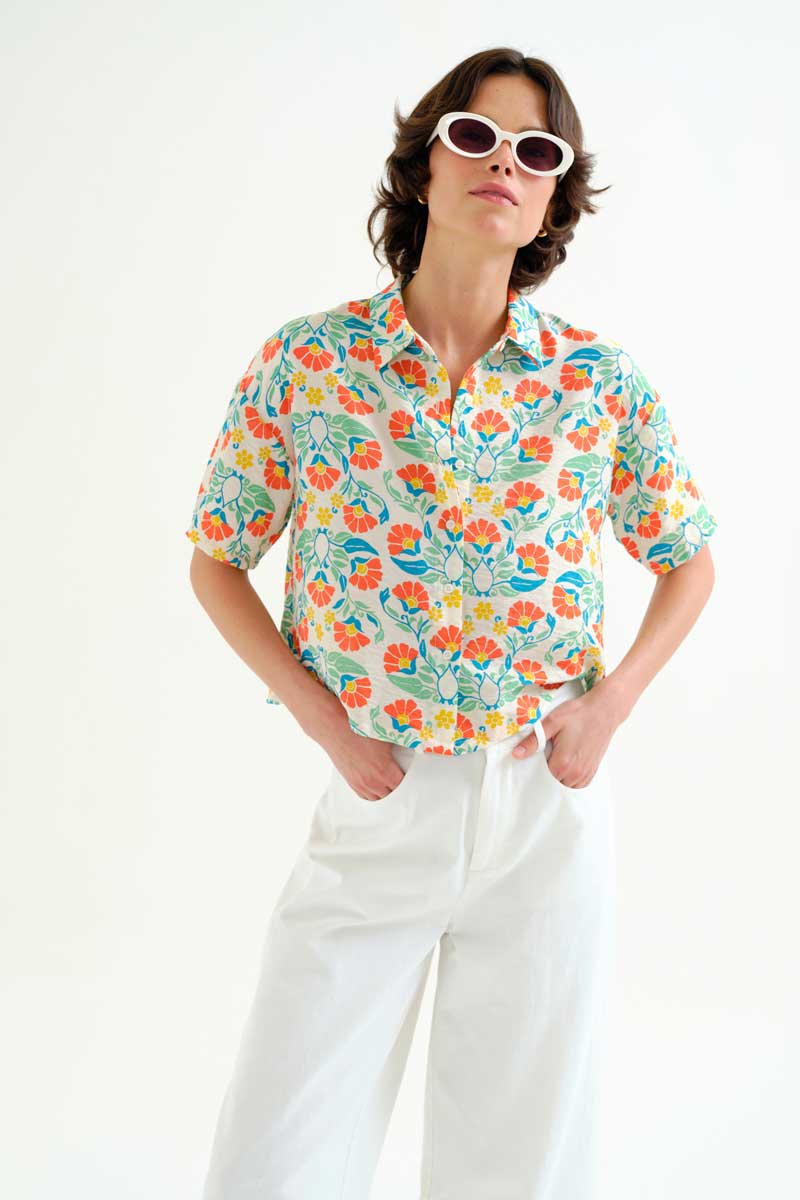 Κρεπ πουκάμισο με Royal print. Γιακάς με πέτο και κοντά μανίκια. Κλείσιμο με κουμπιά μπροστά. Το μοντέλο έχει ύψος 177 εκ. και φοράει μέγεθος S. Πλένεται στο πλυντήριο με κρύο νερό, όχι στεγνωτήριο, στέγνωμα στην σκιά, σιδερώνεται σε μέγιστη θερμοκρασία 110°C 85% Viscose 15% Polyamide Αποστολή σε όλη την Ελλάδα σε 1-3 ημέρες. Διαθέσιμο και στα φυσικά μας κατάστηματα YELLOW BUTTON Χρεμωνίδου & Δαμάρεως 61 Παγκράτι. Γρηγορίου Αυξεντίου 122 Άνω Ιλίσια Βάλτε τον κωδικό COMPANIA στο κουπόνι και κερδίστε 10% έκπτωση!