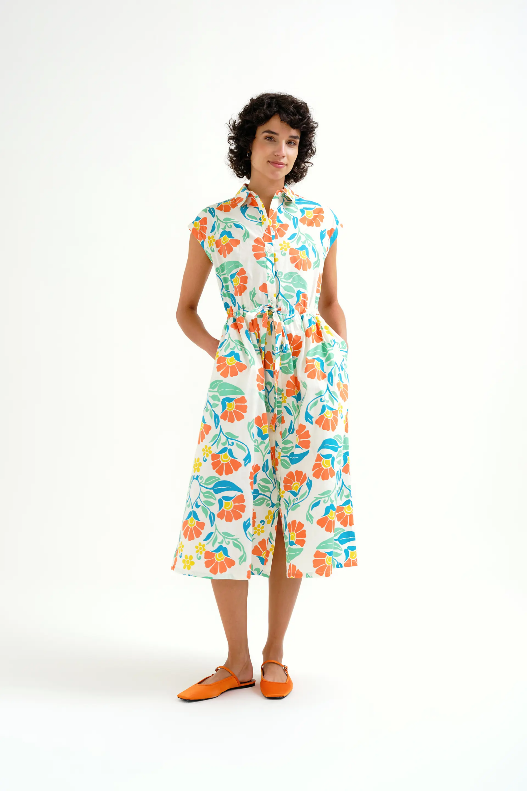 Μίντι φόρεμα από 100% βαμβάκι με μεγάλη βασιλική στάμπα. Γιακάς με πέτο και αμάνικο. Κλείσιμο με κουμπιά μπροστά και λευκά κουμπιά. Κορδόνι στη μέση. Πλαϊνές τσέπες. Φόδρα. Το μοντέλο έχει ύψος 175 εκ. και φοράει μέγεθος S. 100% Βαμβάκι Πλένεται στο πλυντήριο με κρύο νερό, όχι στεγνωτήριο, στέγνωμα στην σκιά, σιδερώνεται σε μέγιστη θερμοκρασία 110°C Αποστολή σε όλη την Ελλάδα σε 1-3 ημέρες. Διαθέσιμο και στα φυσικά μας κατάστηματα YELLOW BUTTON Χρεμωνίδου & Δαμάρεως 61 Παγκράτι. Γρηγορίου Αυξεντίου 122 Άνω Ιλίσια