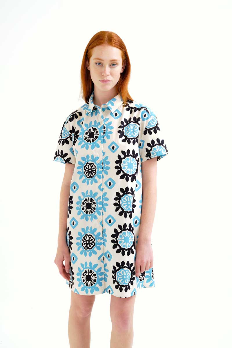 Κοντό φόρεμα από 100% βαμβάκι με τύπωμα Waterfall. Γιακάς με πέτο και κοντά μανίκια. Κλείσιμο με κουμπιά μπροστά και λευκά κουμπιά. 100% Βαμβάκι Το μοντέλο έχει ύψος 175 εκ. και φοράει μέγεθος S. Πλένεται στο πλυντήριο με κρύο νερό, όχι στεγνωτήριο, στέγνωμα στην σκιά, σιδερώνεται σε μέγιστη θερμοκρασία 110°C Αποστολή σε όλη την Ελλάδα σε 1-3 ημέρες. Διαθέσιμο και στα φυσικά μας κατάστηματα YELLOW BUTTON Χρεμωνίδου & Δαμάρεως 61 Παγκράτι. Γρηγορίου Αυξεντίου 122 Άνω Ιλίσια