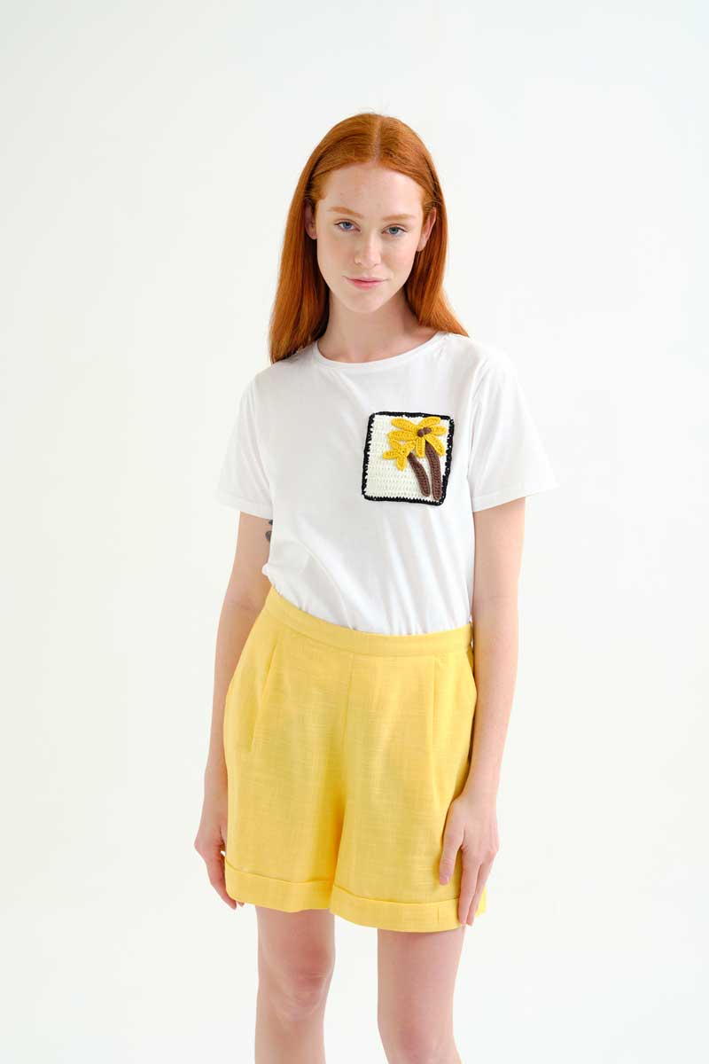 T-Shirt από βαμβακερό ύφασμα με χειροποίητο κεντητό τύπωμα Palm Trees (Φοίνικες). 100% Βαμβάκι Το μοντέλο έχει ύψος 175 εκ. και φοράει μέγεθος S. Πλένεται στο πλυντήριο με κρύο νερό, όχι στεγνωτήριο, στέγνωμα στην σκιά, σιδερώνεται σε μέγιστη θερμοκρασία 110°C Αποστολή σε όλη την Ελλάδα σε 1-3 ημέρες. Διαθέσιμο και στα φυσικά μας κατάστηματα YELLOW BUTTON Χρεμωνίδου & Δαμάρεως 61 Παγκράτι. Γρηγορίου Αυξεντίου 122 Άνω Ιλίσια Βάλτε τον κωδικό COMPANIA στο κουπόνι και κερδίστε 10% έκπτωση!