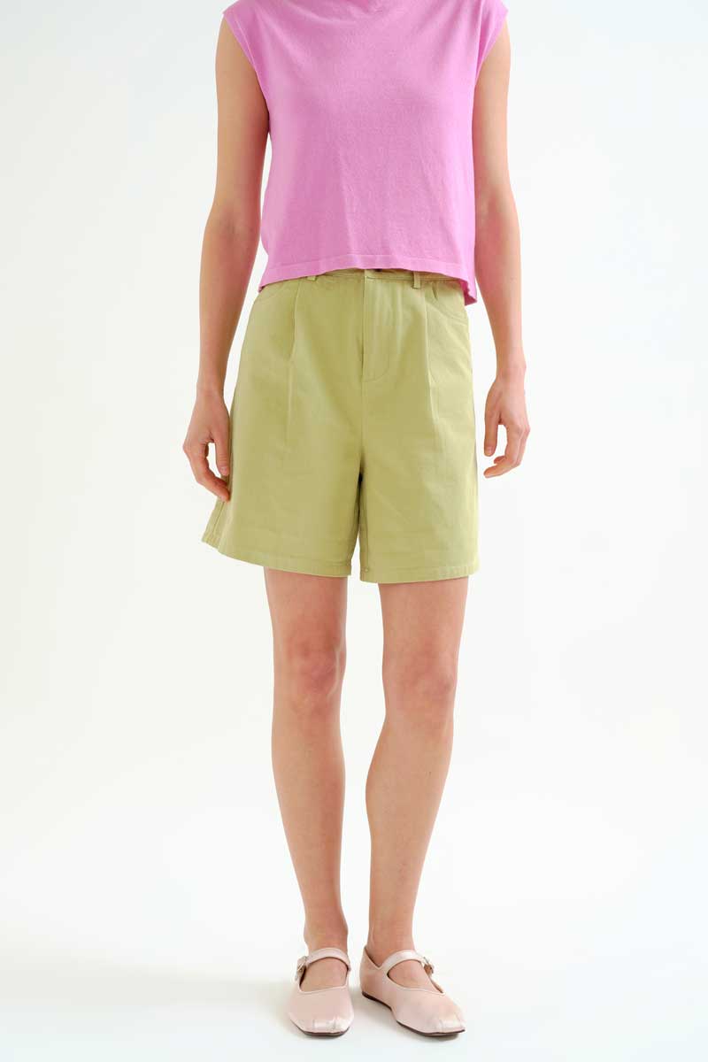 Πράσινο σορτς από 100% βαμβάκι. Ψηλόμεσο με σταθερή ζώνη και ίσιο μπατζάκι. Κλείσιμο με φερμουάρ και κουμπί μπροστά. Πλαϊνές και πίσω τσέπες. 100% Βαμβάκι Το μοντέλο έχει ύψος 177 εκ. και φοράει μέγεθος S. Πλένεται στο πλυντήριο με κρύο νερό, όχι στεγνωτήριο, στέγνωμα στην σκιά, σιδερώνεται σε μέγιστη θερμοκρασία 110°C Αποστολή σε όλη την Ελλάδα σε 1-3 ημέρες. Διαθέσιμο και στα φυσικά μας κατάστηματα YELLOW BUTTON Χρεμωνίδου & Δαμάρεως 61 Παγκράτι. Γρηγορίου Αυξεντίου 122 Άνω Ιλίσια Βάλτε τον κωδικό COMPANIA στο κουπόνι και κερδίστε 10% έκπτωση!