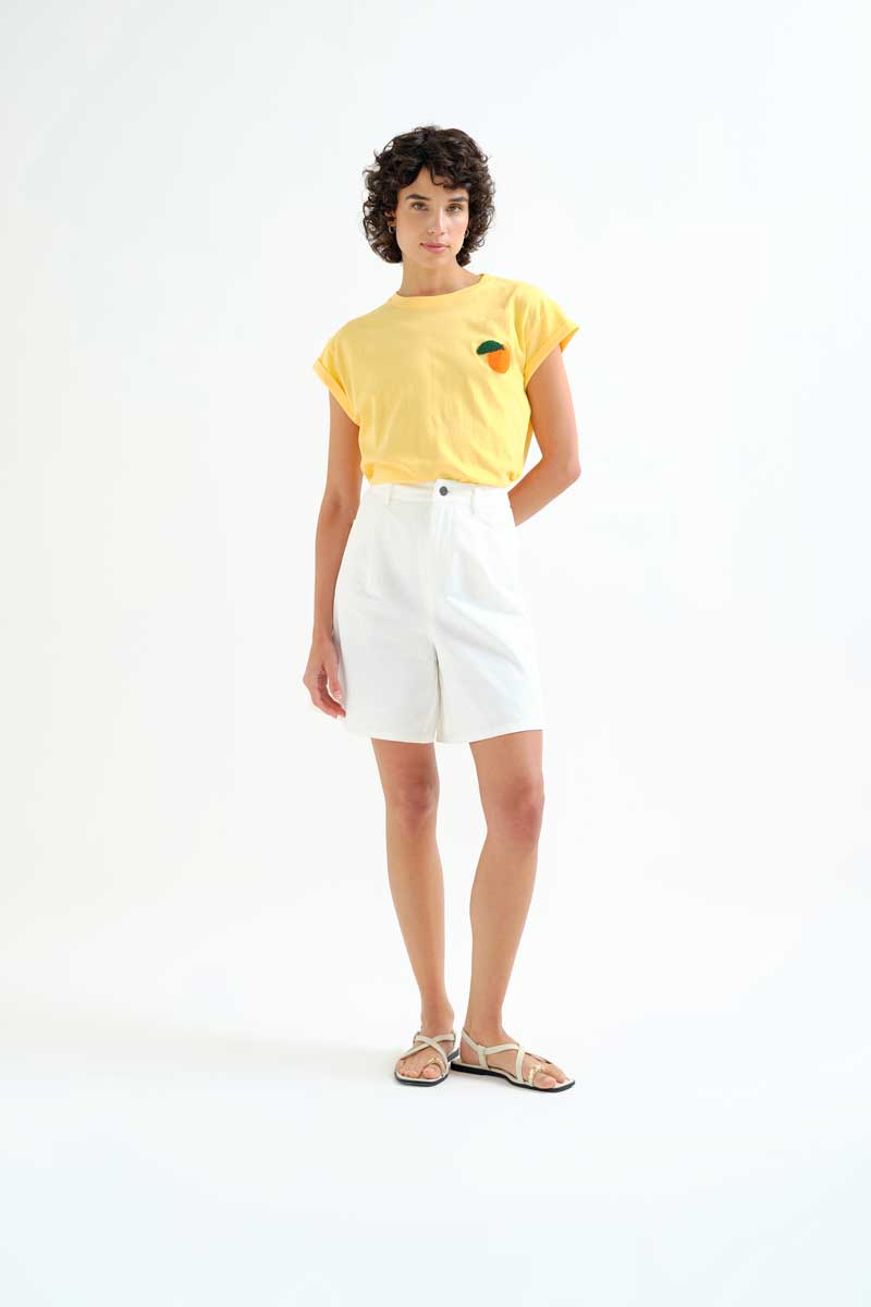 Λευκό σορτς από 100% βαμβάκι. Ψηλόμεσο με σταθερή ζώνη και ίσιο μπατζάκι. Κλείσιμο με φερμουάρ και κουμπί μπροστά. Πλαϊνές και πίσω τσέπες. 100% Βαμβάκι Το μοντέλο έχει ύψος 177 εκ. και φοράει μέγεθος S. Πλένεται στο πλυντήριο με κρύο νερό, όχι στεγνωτήριο, στέγνωμα στην σκιά, σιδερώνεται σε μέγιστη θερμοκρασία 110°C Αποστολή σε όλη την Ελλάδα σε 1-3 ημέρες. Διαθέσιμο και στα φυσικά μας κατάστηματα YELLOW BUTTON Χρεμωνίδου & Δαμάρεως 61 Παγκράτι. Γρηγορίου Αυξεντίου 122 Άνω Ιλίσια Βάλτε τον κωδικό COMPANIA στο κουπόνι και κερδίστε 10% έκπτωση!