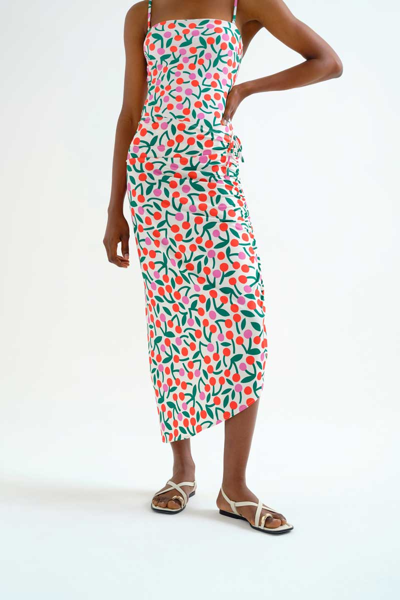 Φούστα παρεό με Cherry print. Σχέδιο με κορδόνι και λάστιχο στο πλάι για να διαμορφώσετε το σχέδιο της και το μήκος της. Ύφασμα όπως η υφή του μαγιό. Στεγνώνει πολύ γρήγορα. Ελαστική μέση. 95% Πολυέστερ 5% Ελαστάν Το μοντέλο έχει ύψος 177 εκ. και φοράει μέγεθος S. Πλένεται στο πλυντήριο με κρύο νερό, όχι στεγνωτήριο, στέγνωμα στην σκιά, σιδερώνεται σε μέγιστη θερμοκρασία 110°C Αποστολή σε όλη την Ελλάδα σε 1-3 ημέρες. Διαθέσιμο και στα φυσικά μας κατάστηματα YELLOW BUTTON Χρεμωνίδου & Δαμάρεως 61 Παγκράτι. Γρηγορίου Αυξεντίου 122 Άνω Ιλίσια Βάλτε τον κωδικό COMPANIA στο κουπόνι και κερδίστε 10% έκπτωση!