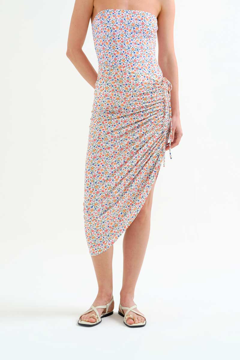 Φούστα παρεό με πολύχρωμο Floral print. Σχέδιο με κορδόνι και λάστιχο στο πλάι για να διαμορφώσετε το σχέδιο της και το μήκος της. Ύφασμα όπως η υφή του μαγιό. Στεγνώνει πολύ γρήγορα. Ελαστική μέση. 95% Πολυέστερ 5% Ελαστάν Το μοντέλο έχει ύψος 177 εκ. και φοράει μέγεθος S. Πλένεται στο πλυντήριο με κρύο νερό, όχι στεγνωτήριο, στέγνωμα στην σκιά, σιδερώνεται σε μέγιστη θερμοκρασία 110°C Αποστολή σε όλη την Ελλάδα σε 1-3 ημέρες. Διαθέσιμο και στα φυσικά μας κατάστηματα YELLOW BUTTON Χρεμωνίδου & Δαμάρεως 61 Παγκράτι. Γρηγορίου Αυξεντίου 122 Άνω Ιλίσια Βάλτε τον κωδικό COMPANIA στο κουπόνι και κερδίστε 10% έκπτωση!