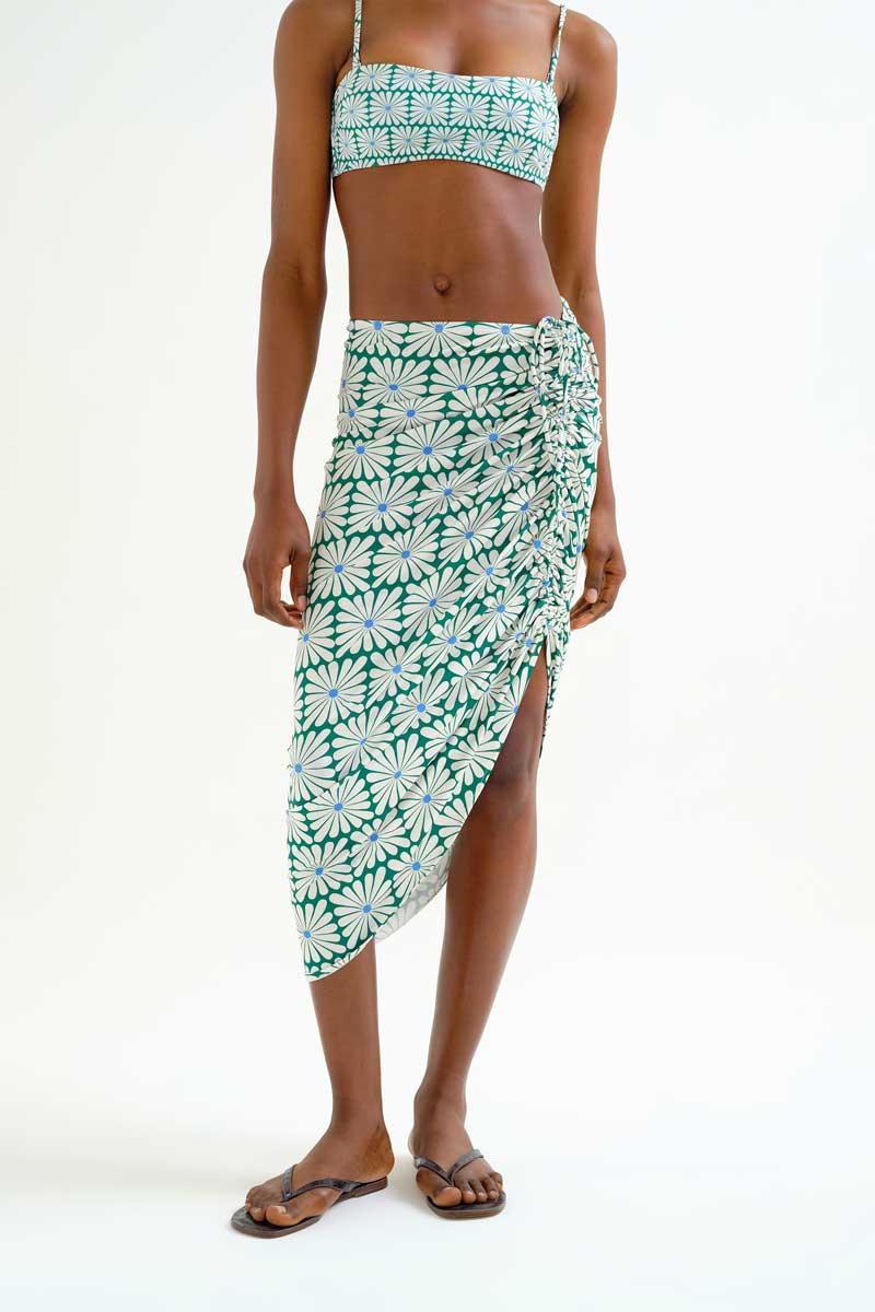 Φούστα παρεό με γεωμετρικό Floral print. Σχέδιο με κορδόνι και λάστιχο στο πλάι για να διαμορφώσετε το σχέδιο της και το μήκος της. Ύφασμα όπως η υφή του μαγιό. Στεγνώνει πολύ γρήγορα. Ελαστική μέση. 95% Πολυέστερ 5% Ελαστάν Το μοντέλο έχει ύψος 177 εκ. και φοράει μέγεθος S. Πλένεται στο πλυντήριο με κρύο νερό, όχι στεγνωτήριο, στέγνωμα στην σκιά, σιδερώνεται σε μέγιστη θερμοκρασία 110°C Αποστολή σε όλη την Ελλάδα σε 1-3 ημέρες. Διαθέσιμο και στα φυσικά μας κατάστηματα YELLOW BUTTON Χρεμωνίδου & Δαμάρεως 61 Παγκράτι. Γρηγορίου Αυξεντίου 122 Άνω Ιλίσια Βάλτε τον κωδικό COMPANIA στο κουπόνι και κερδίστε 10% έκπτωση!
