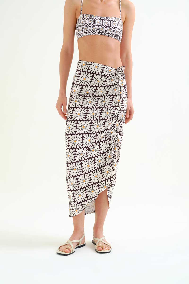 Φούστα παρεό με γεωμετρικό Floral print. Σχέδιο με κορδόνι και λάστιχο στο πλάι για να διαμορφώσετε το σχέδιο της και το μήκος της. Ύφασμα όπως η υφή του μαγιό. Στεγνώνει πολύ γρήγορα. Ελαστική μέση. 95% Πολυέστερ 5% Ελαστάν Το μοντέλο έχει ύψος 177 εκ. και φοράει μέγεθος S. Πλένεται στο πλυντήριο με κρύο νερό, όχι στεγνωτήριο, στέγνωμα στην σκιά, σιδερώνεται σε μέγιστη θερμοκρασία 110°C Αποστολή σε όλη την Ελλάδα σε 1-3 ημέρες. Διαθέσιμο και στα φυσικά μας κατάστηματα YELLOW BUTTON Χρεμωνίδου & Δαμάρεως 61 Παγκράτι. Γρηγορίου Αυξεντίου 122 Άνω Ιλίσια Βάλτε τον κωδικό COMPANIA στο κουπόνι και κερδίστε 10% έκπτωση!