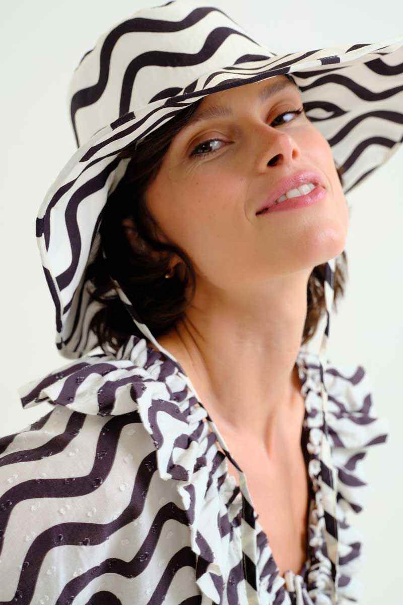 Καπέλο με ασπρόμαυρο Wave print COMPANIA FANTASTICA 85% Πολυαμίδιο 15% Βισκόζ Φόδρα από 100% Βαμβακερό ύφασμα. Πλένεται στο πλυντήριο με κρύο νερό, όχι στεγνωτήριο, στέγνωμα στην σκιά, σιδερώνεται σε μέγιστη θερμοκρασία 110°C Αποστολή σε όλη την Ελλάδα σε 1-3 ημέρες. Διαθέσιμο και στα φυσικά μας κατάστηματα YELLOW BUTTON Χρεμωνίδου & Δαμάρεως 61 Παγκράτι.