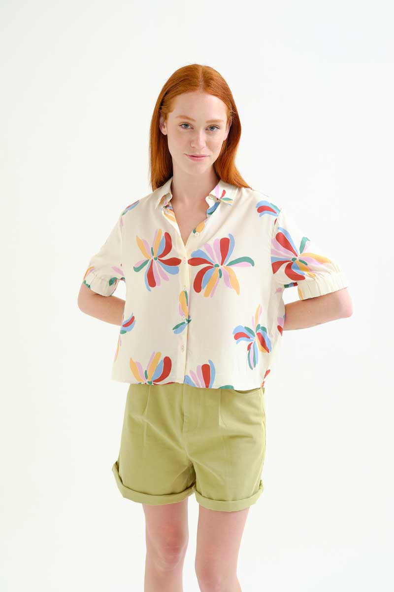 Πουκάμισο σε εκρού βισκόζ ύφασμα και πολύχρωμο flower print. Γιακά με πέτο και κοντό μανίκι. Τελείωμα στα μανίκια με όμορφο λάστιχο που κάνει σαν ρεβέρ και σχέδιο με κουφόπιετα πίσω. Κλείσιμο με κουμμπιά. 100% Βισκόζ Το μοντέλο έχει ύψος 175 εκ. και φοράει μέγεθος S. Πλένεται στο πλυντήριο με κρύο νερό, όχι στεγνωτήριο, στέγνωμα στην σκιά, σιδερώνεται σε μέγιστη θερμοκρασία 110°C Αποστολή σε όλη την Ελλάδα σε 1-3 ημέρες. Διαθέσιμο και στα φυσικά μας κατάστηματα YELLOW BUTTON Χρεμωνίδου & Δαμάρεως 61 Παγκράτι. Γρηγορίου Αυξεντίου 122 Άνω Ιλίσια Βάλτε τον κωδικό COMPANIA στο κουπόνι και κερδίστε 10% έκπτωση!