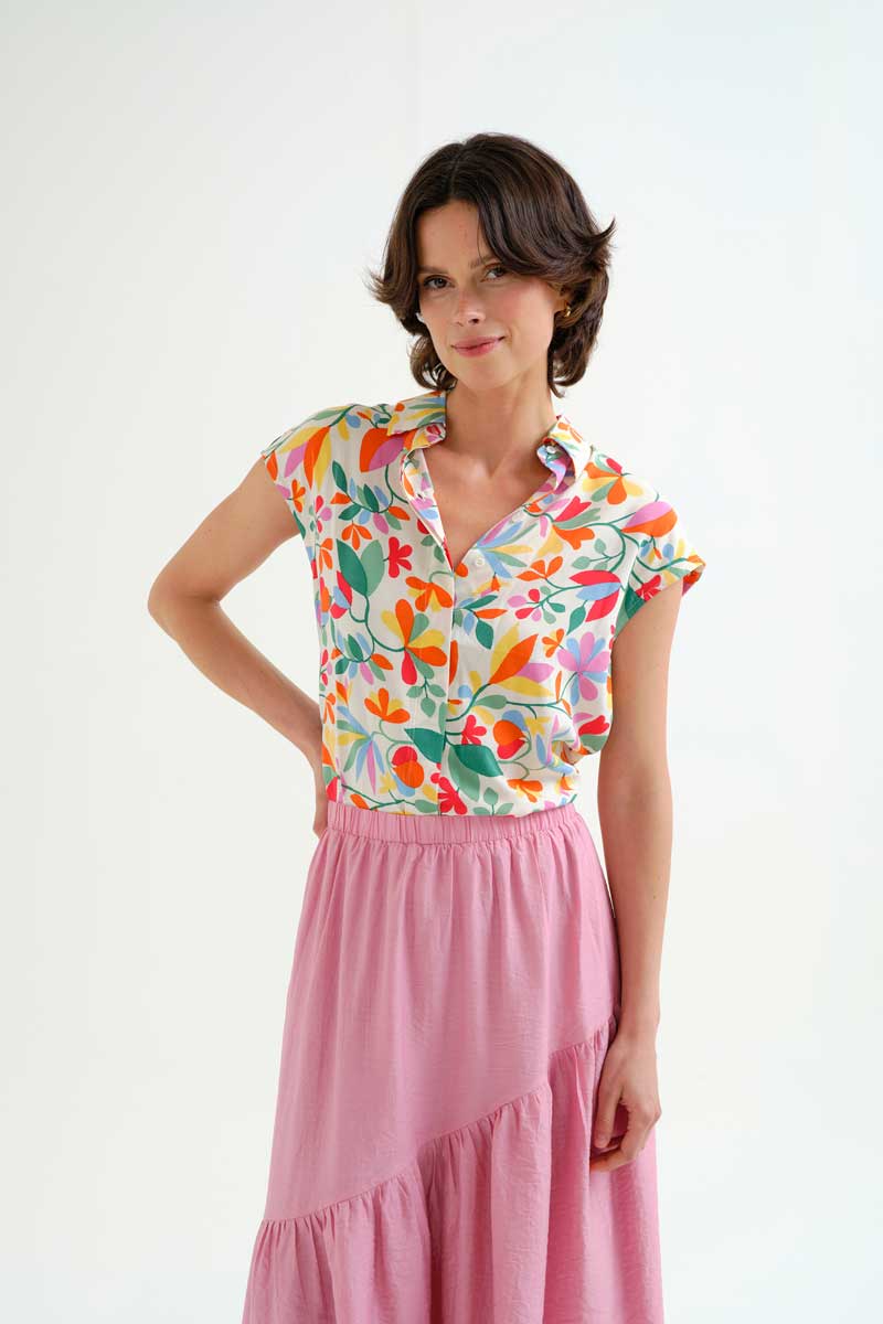 Πουκάμισο με ύφασμα με Lotus print (τύπωμα λωτούς). Γιακάς με πέτο και κοντά μανίκια. Κλείσιμο μπροστά με κρυφά λευκά κουμπιά. 100% Viscose Το μοντέλο έχει ύψος 177 εκ. και φοράει μέγεθος S. Πλένεται στο πλυντήριο με κρύο νερό, όχι στεγνωτήριο, στέγνωμα στην σκιά, σιδερώνεται σε μέγιστη θερμοκρασία 110°C Αποστολή σε όλη την Ελλάδα σε 1-3 ημέρες. Διαθέσιμο και στα φυσικά μας κατάστηματα YELLOW BUTTON Χρεμωνίδου & Δαμάρεως 61 Παγκράτι. Γρηγορίου Αυξεντίου 122 Άνω Ιλίσια Βάλτε τον κωδικό COMPANIA στο κουπόνι και κερδίστε 10% έκπτωση!