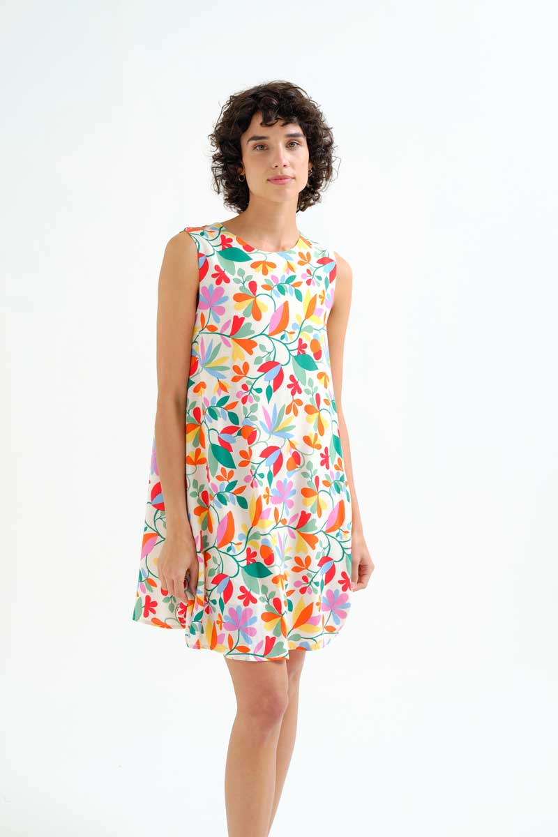 Φόρεμα από βισκόζ ύφασμα με Lotus print (τύπωμα με λωτούς). Στρογγυλή λαιμόκοψη και αμάνικο. Κρυφό κλείσιμο με κουμπιά στο πίσω μέρος. Πλαϊνές τσέπες. Φόδρα. 100% Viscose Το μοντέλο έχει ύψος 175 εκ. και φοράει μέγεθος S. Πλένεται στο πλυντήριο με κρύο νερό, όχι στεγνωτήριο, στέγνωμα στην σκιά, σιδερώνεται σε μέγιστη θερμοκρασία 110°C Αποστολή σε όλη την Ελλάδα σε 1-3 ημέρες. Διαθέσιμο και στα φυσικά μας κατάστηματα YELLOW BUTTON Χρεμωνίδου & Δαμάρεως 61 Παγκράτι. Γρηγορίου Αυξεντίου 122 Άνω Ιλίσια Βάλτε τον κωδικό COMPANIA στο κουπόνι και κερδίστε 10% έκπτωση!