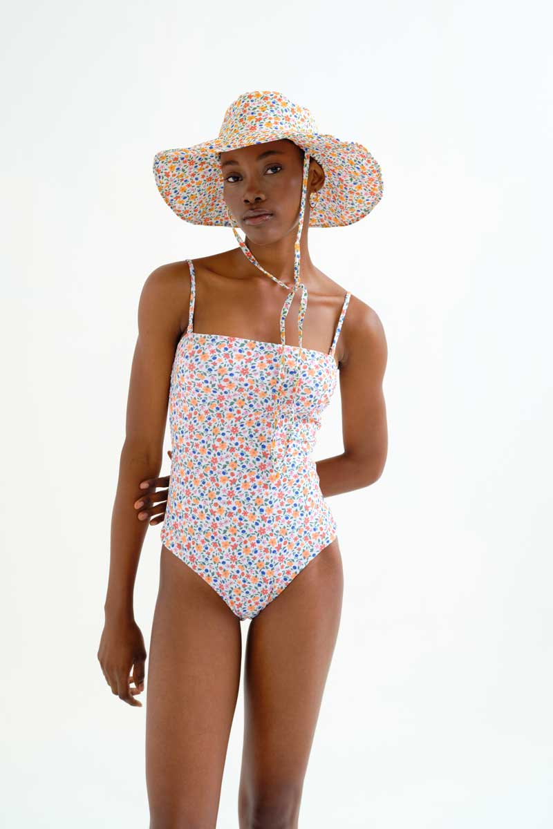 Ολόσωμο μαγιό με πολύχρωμο Floral print. Ρυθμιζόμενες τιράντες, αφαιρούμενη ενίσχυση στο στήθος και εσωτερική φόδρα. 85% Πολυαμίδιο 15% Βισκόζ Το μοντέλο έχει ύψος 177 εκ. και φοράει μέγεθος S. Πλένεται στο πλυντήριο με κρύο νερό, όχι στεγνωτήριο, στέγνωμα στην σκιά, σιδερώνεται σε μέγιστη θερμοκρασία 110°C Αποστολή σε όλη την Ελλάδα σε 1-3 ημέρες. Διαθέσιμο και στα φυσικά μας κατάστηματα YELLOW BUTTON Χρεμωνίδου & Δαμάρεως 61 Παγκράτι. Γρηγορίου Αυξεντίου 122 Άνω Ιλίσια Βάλτε τον κωδικό COMPANIA στο κουπόνι και κερδίστε 10% έκπτωση!