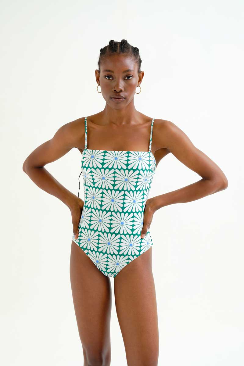 Ολόσωμο μαγιό με γεωμετρικό Floral print. Ρυθμιζόμενες τιράντες, αφαιρούμενη ενίσχυση στο στήθος και εσωτερική φόδρα. 85% Πολυαμίδιο 15% Βισκόζ Το μοντέλο έχει ύψος 177 εκ. και φοράει μέγεθος S. Πλένεται στο πλυντήριο με κρύο νερό, όχι στεγνωτήριο, στέγνωμα στην σκιά, σιδερώνεται σε μέγιστη θερμοκρασία 110°C Αποστολή σε όλη την Ελλάδα σε 1-3 ημέρες. Διαθέσιμο και στα φυσικά μας κατάστηματα YELLOW BUTTON Χρεμωνίδου & Δαμάρεως 61 Παγκράτι. Γρηγορίου Αυξεντίου 122 Άνω Ιλίσια Βάλτε τον κωδικό COMPANIA στο κουπόνι και κερδίστε 10% έκπτωση!