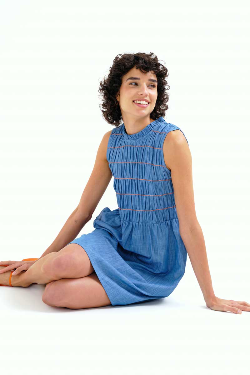 Κοντό βαμβακερό τζιν φόρεμα COMPANIA FANTASTICA Κοντό φόρεμα σε ανοιχτό μπλε χρώμα από 100% βαμβακερό ύφασμα chambray. Στρογγυλή λαιμόκοψη και αμάνικο. Κρυφό κλείσιμο με κουμπιά στο πίσω μέρος. Πλαϊνές τσέπες. Κόκκινη ελαστική λεπτομέρεια. 100% Βαμβάκι. Το μοντέλο έχει ύψος 175 εκ. και φοράει μέγεθος S. Πλένεται στο πλυντήριο με κρύο νερό, όχι στεγνωτήριο, στέγνωμα στην σκιά, σιδερώνεται σε μέγιστη θερμοκρασία 110°C Αποστολή σε όλη την Ελλάδα σε 1-3 ημέρες. Διαθέσιμο και στα φυσικά μας κατάστηματα YELLOW BUTTON                                        Χρεμωνίδου & Δαμάρεως 61 Παγκράτι. Γρηγορίου Αυξεντίου 122 Άνω Ιλίσια Βάλτε τον κωδικό COMPANIA στο κουπόνι και κερδίστε 10% έκπτωση!