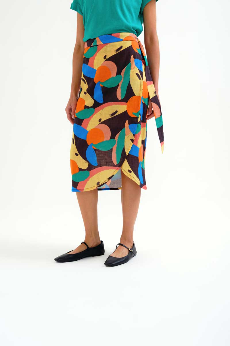 Μίντι κρουαζέ φούστα με Tutti Frutti print COMPANIA FANTASTICA Μίντι φούστα κρουαζέ από 100% βαμβάκι με μεγάλο τύπωμα tutti frutti. Ψηλόμεση, σταθερή ζώνη Φόδρα. 100% Βαμβάκι Το μοντέλο έχει ύψος 175 εκ. και φοράει μέγεθος S. Πλένεται στο πλυντήριο με κρύο νερό, όχι στεγνωτήριο, στέγνωμα στην σκιά, σιδερώνεται σε μέγιστη θερμοκρασία 110°C Αποστολή σε όλη την Ελλάδα σε 1-3 ημέρες. Διαθέσιμο και στα φυσικά μας κατάστηματα YELLOW BUTTON Χρεμωνίδου & Δαμάρεως 61 Παγκράτι. Γρηγορίου Αυξεντίου 122 Άνω Ιλίσια Βάλτε τον κωδικό COMPANIA στο κουπόνι και κερδίστε 10% έκπτωση!