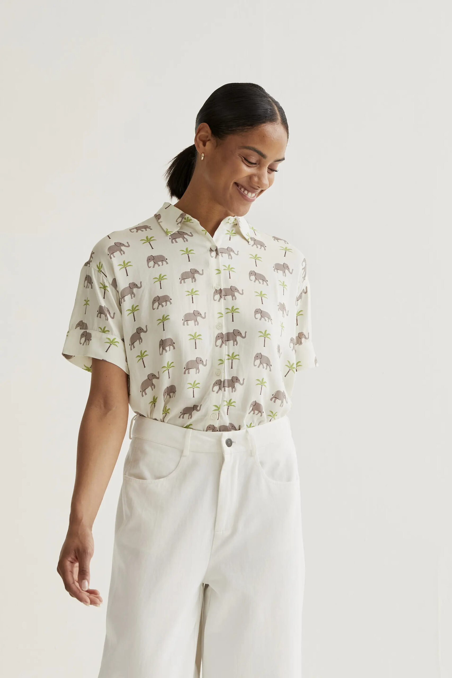 Elephant print Shirt COMPANIA FANTASTICA Βάλτε τον κωδικό COMPANIA στο κουπόνι και κερδίστε 10% έκπτωση! Πουκάμισο από ρεγιόν σε ύφασμα Lenzing Ecovero με Elephant print. Γιακάς με πέτο και κοντά μανίκια. Κλείσιμο με κουμπιά μπροστά με λευκά κουμπιά. Το μοντέλο έχει ύψος 173 εκ. και φοράει μέγεθος S. 100% Lenzing Ecovero Πλένεται στο πλυντήριο με κρύο νερό, όχι στεγνωτήριο, στέγνωμα στην σκιά, σιδερώνεται σε μέγιστη θερμοκρασία 110°C Αποστολή σε όλη την Ελλάδα σε 1-3 ημέρες. Διαθέσιμο και στα φυσικά μας κατάστηματα YELLOW BUTTON Χρεμωνίδου & Δαμάρεως 61 Παγκράτι. Γρηγορίου Αυξεντίου 122 Άνω Ιλίσια